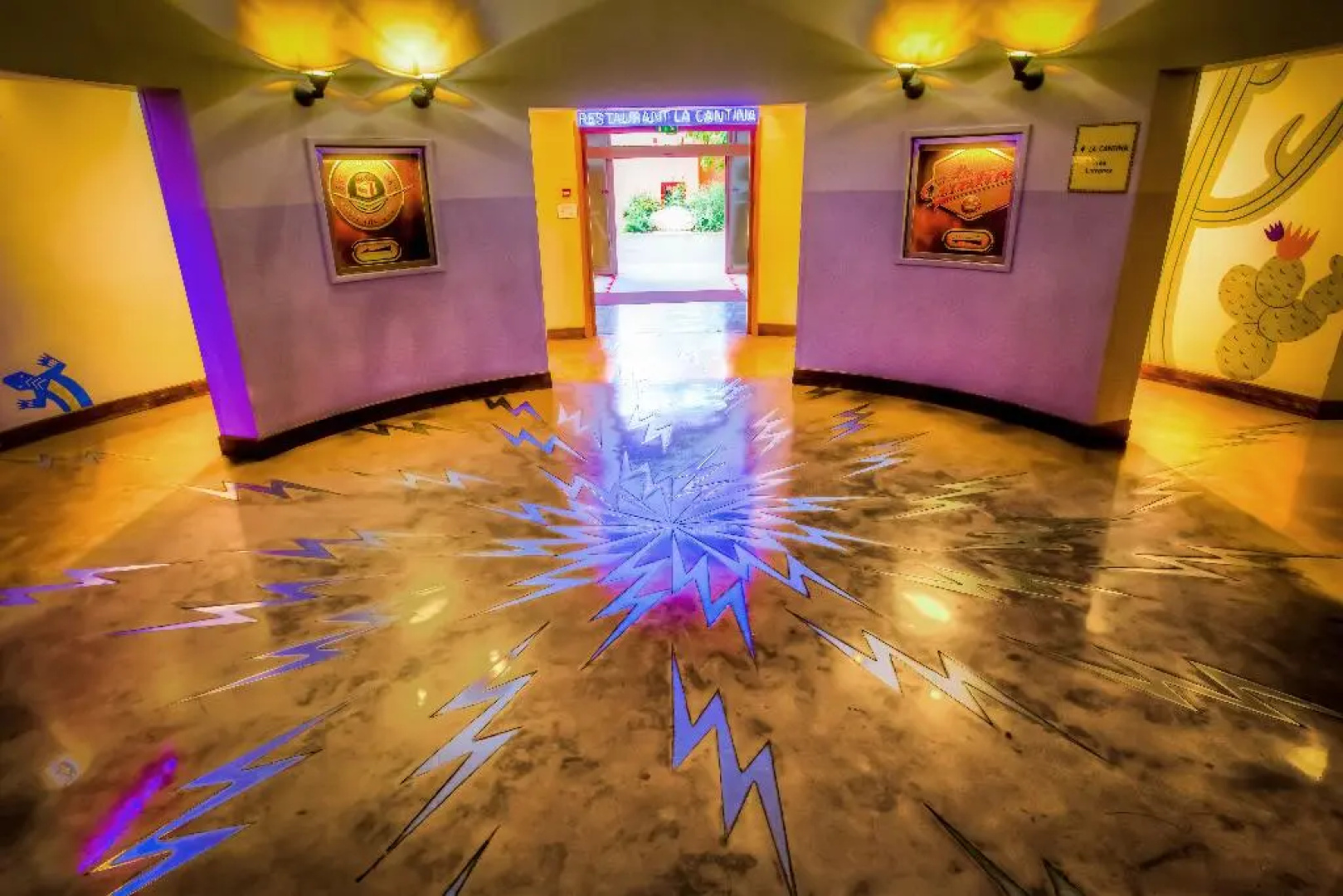 Отель Disney Hotel Santa Fe