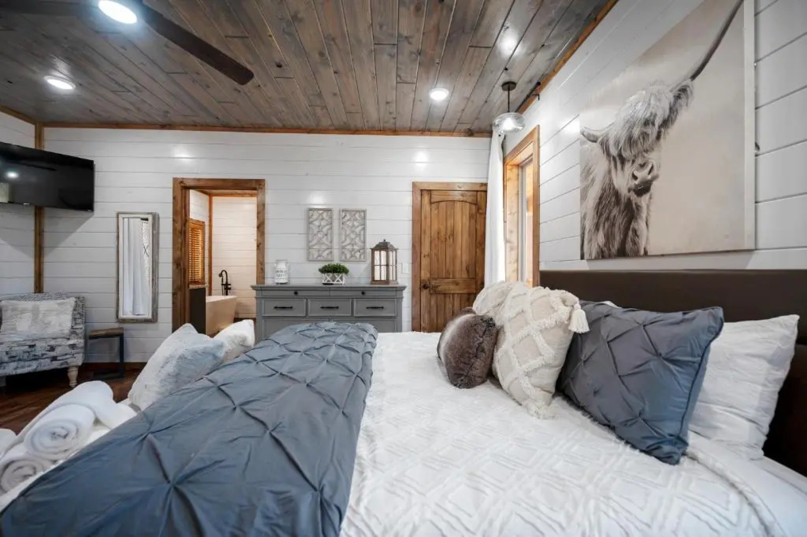 Brand New Sunrise Retreat 2 Bedroom Sleeps 8, 2 Decks, Hot Tub, Firepit