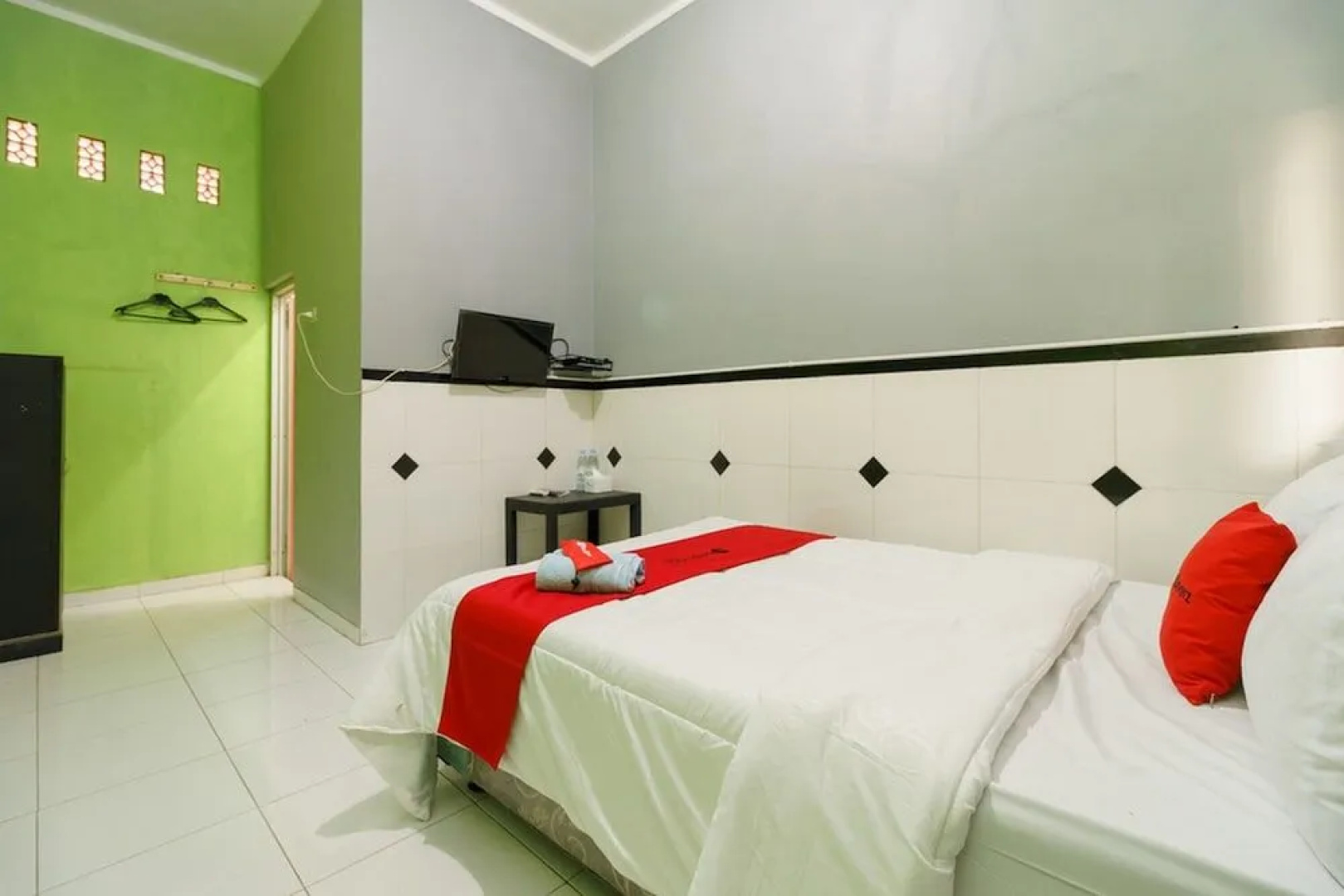 RedDoorz Syariah near Ciledug Station