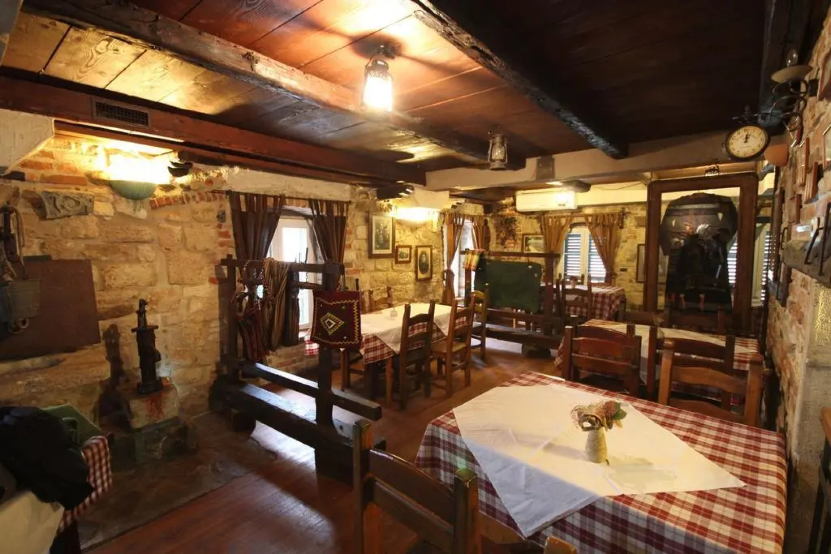 XIV Century rooms