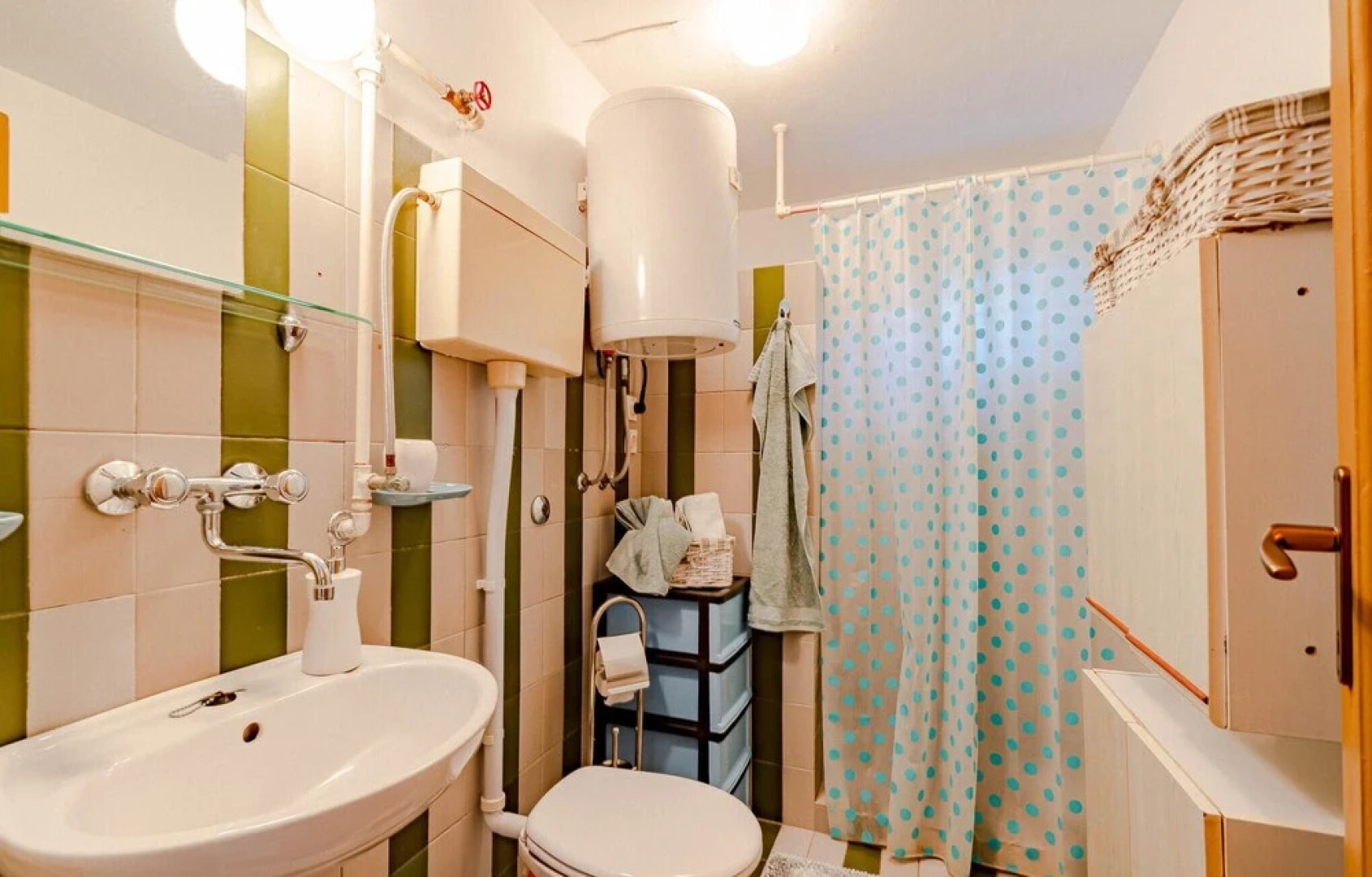 Stunning Home in Zavalatica With Wifi and 4 Bedrooms