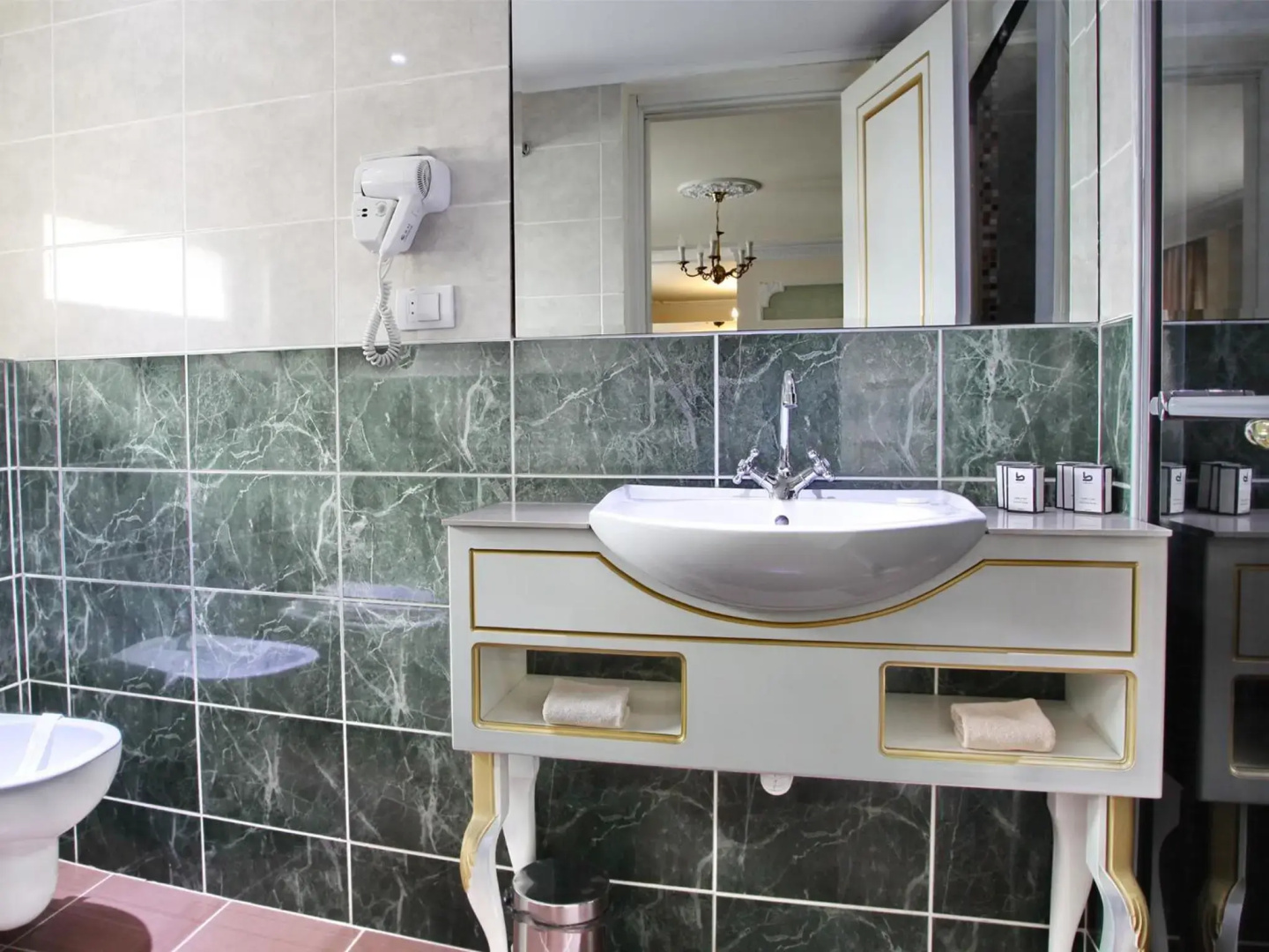Queen's Astoria Design Hotel