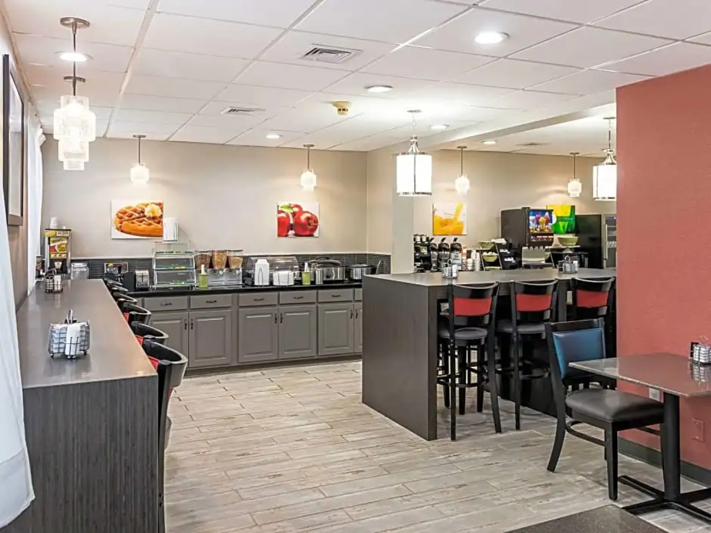 Farragut Inn & Suites