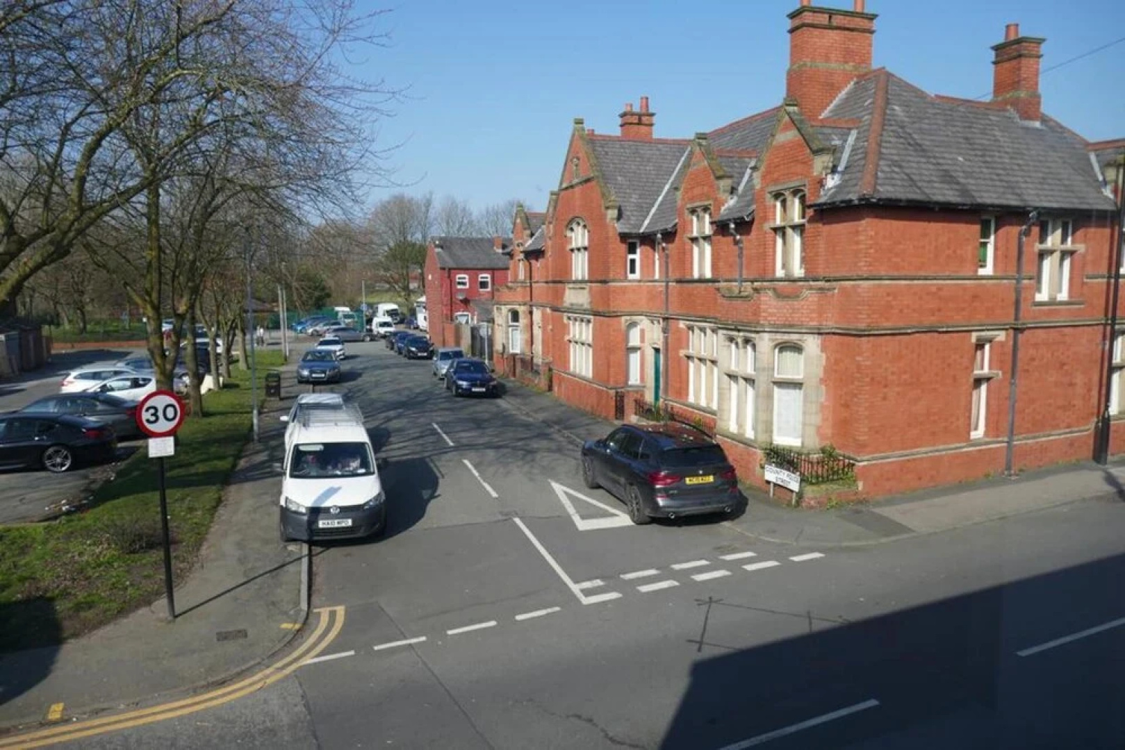 Immaculate 12-bed House Good Amenities in Wigan