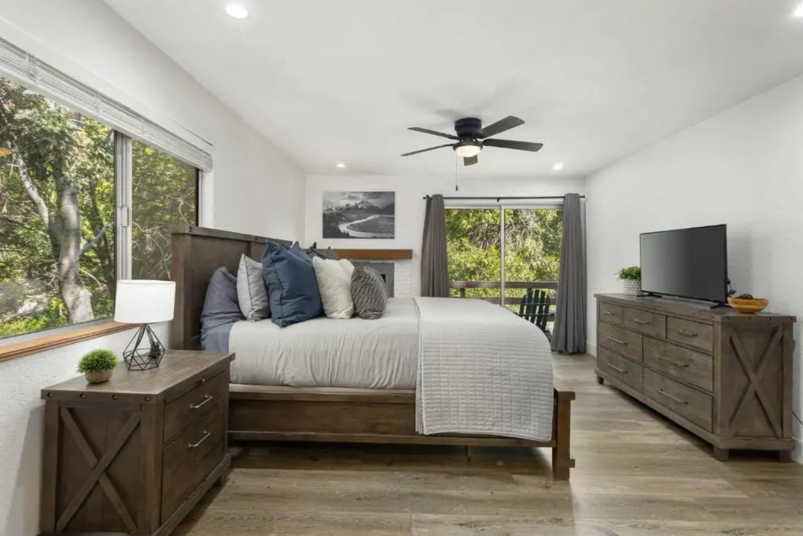 Spectacular Game Room, 3000 sqft, 2 Masters, Pool Table, 2 Decks, AC, Dogs