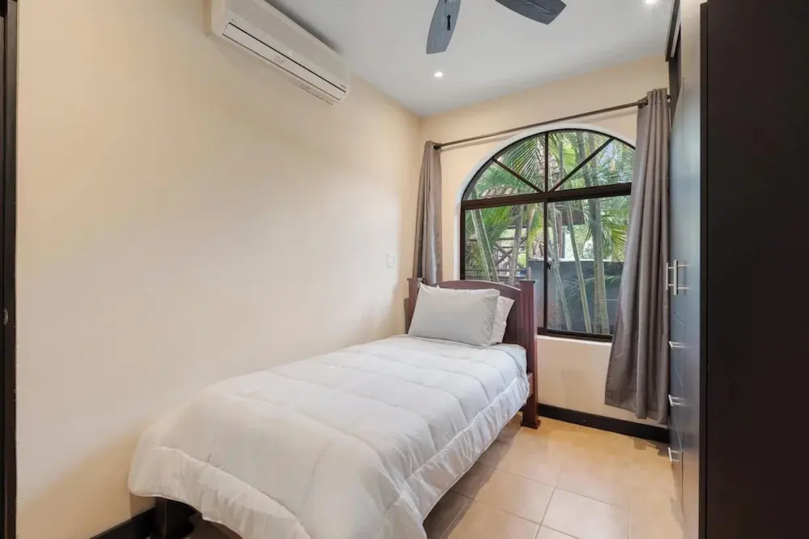 Suite 3 - Jaguar Beach & Pool 2 BR Condo