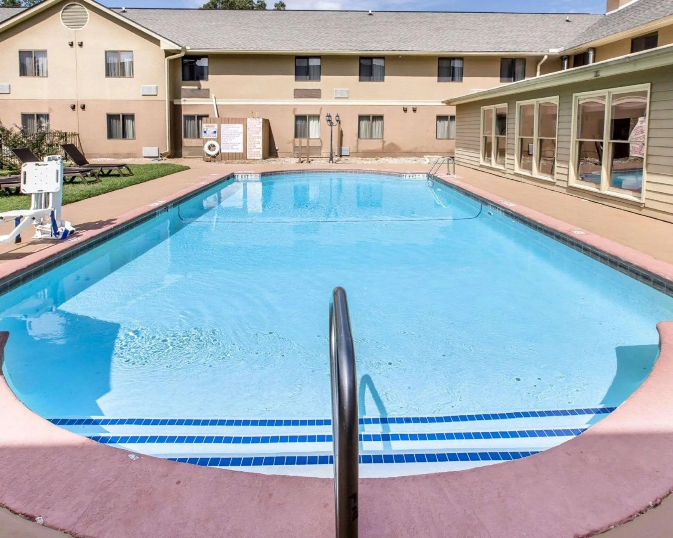 Comfort Inn & Suites - near Robins Air Force Base Main Gate