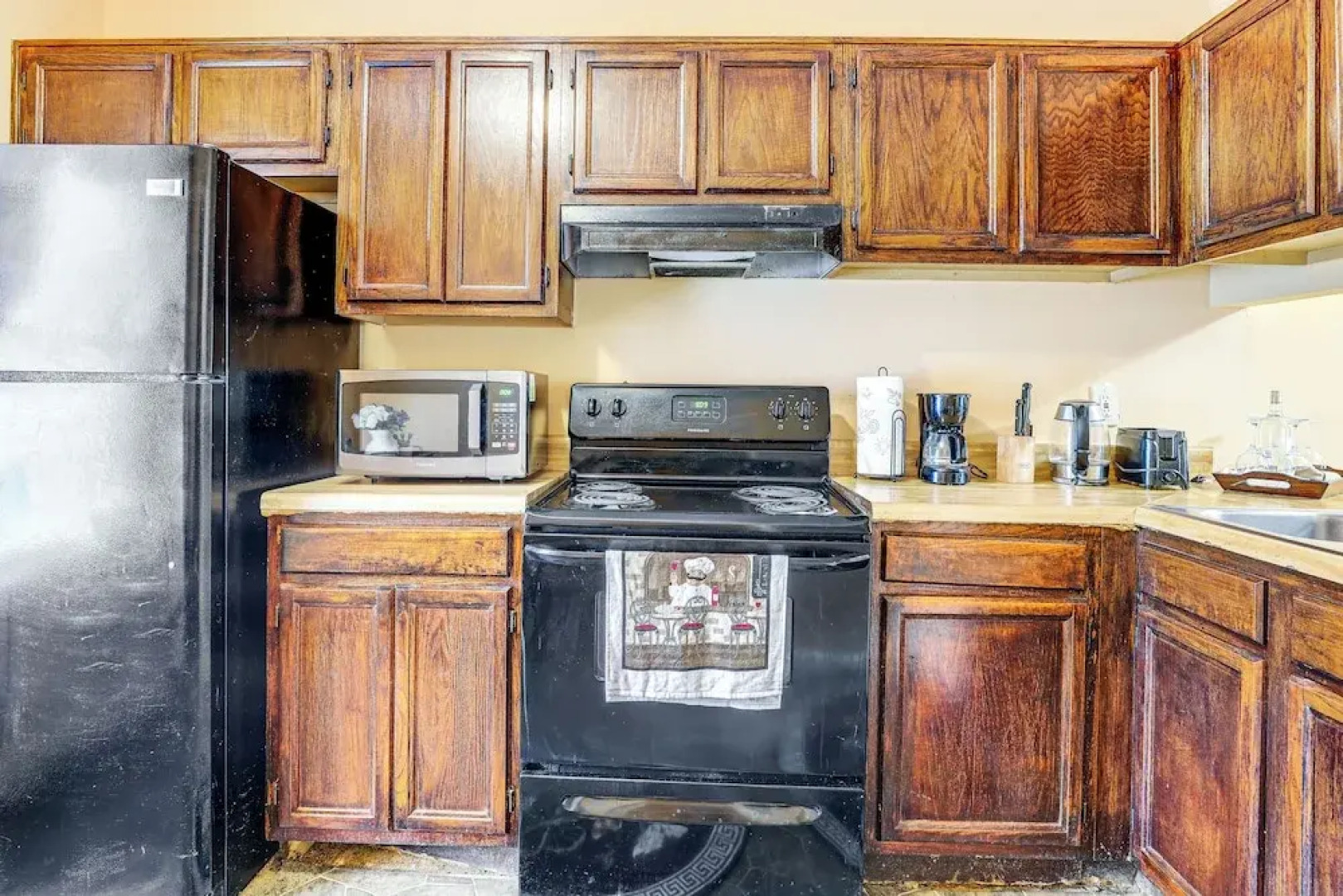 8 Mi to Stone Mountain: Quiet Getaway w/ Deck