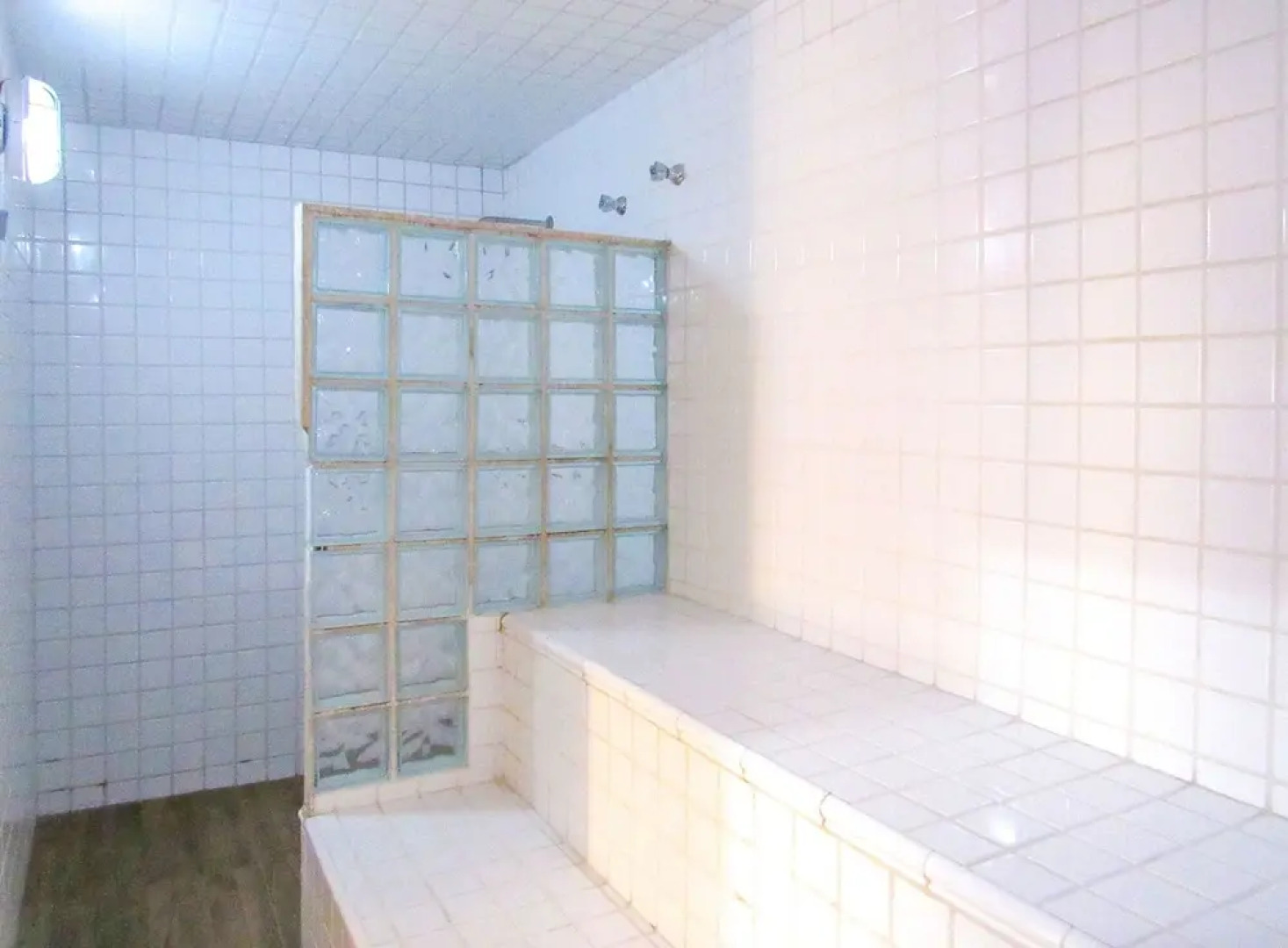 Apto a 200 m da Praia das Pitangueiras-guaruj SP