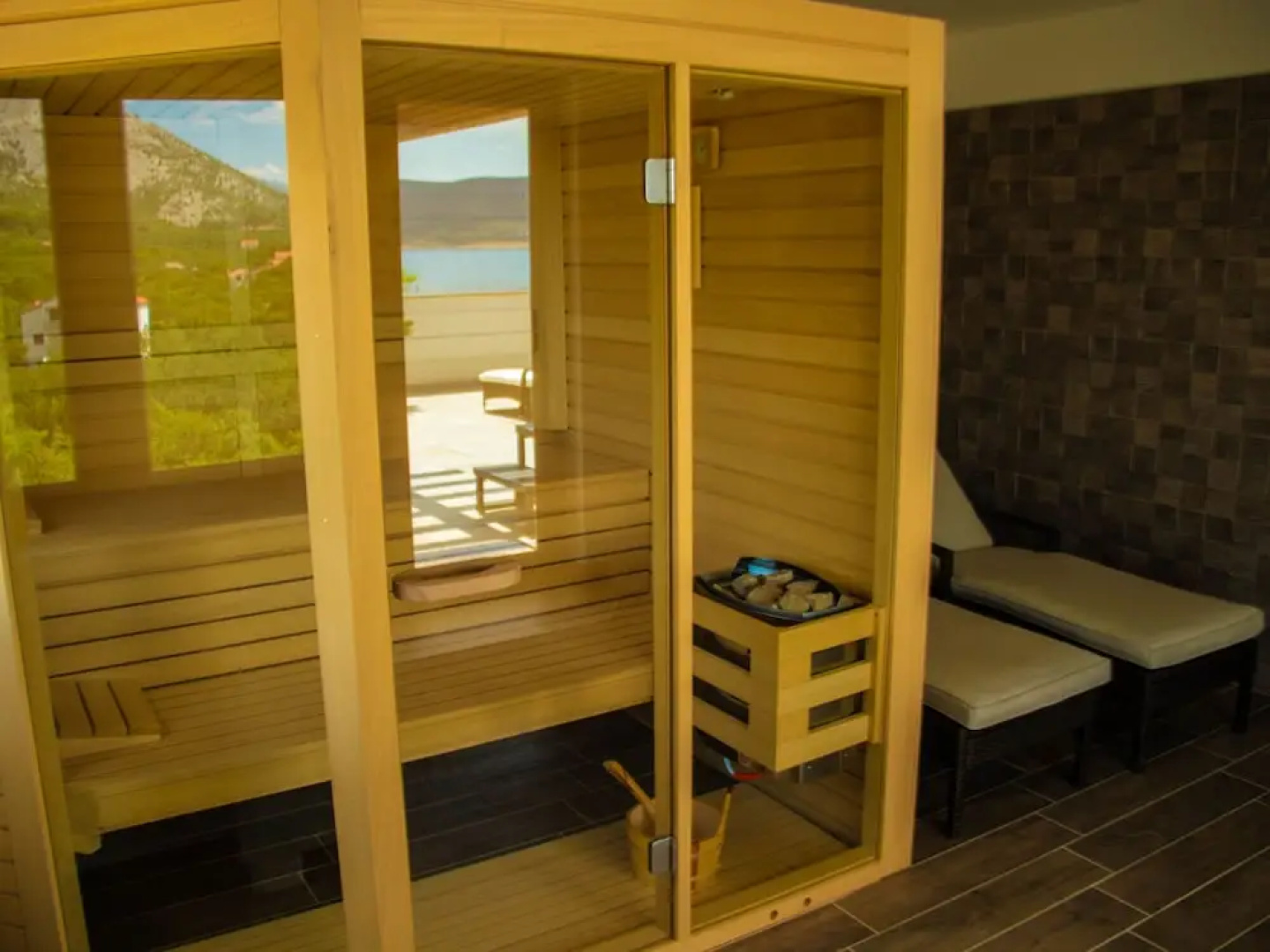 Luxurious Villa with Private Swimming Pool, Hot Tub, Sauna, Lovely Taverne