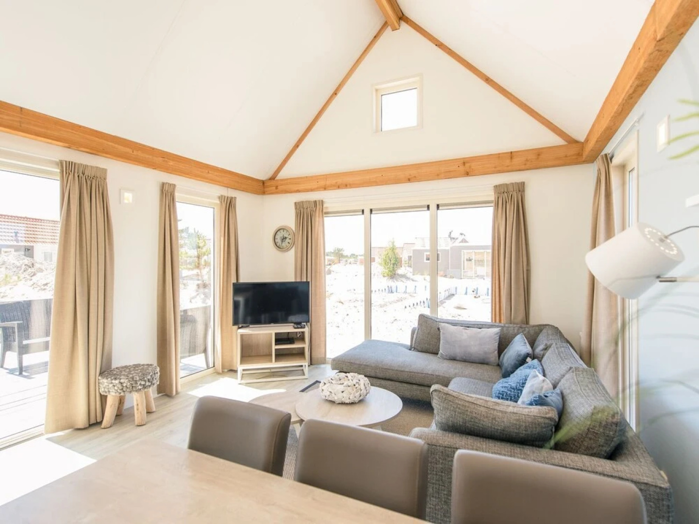 Modern Lodge With two Bath Rooms, Near the Beach