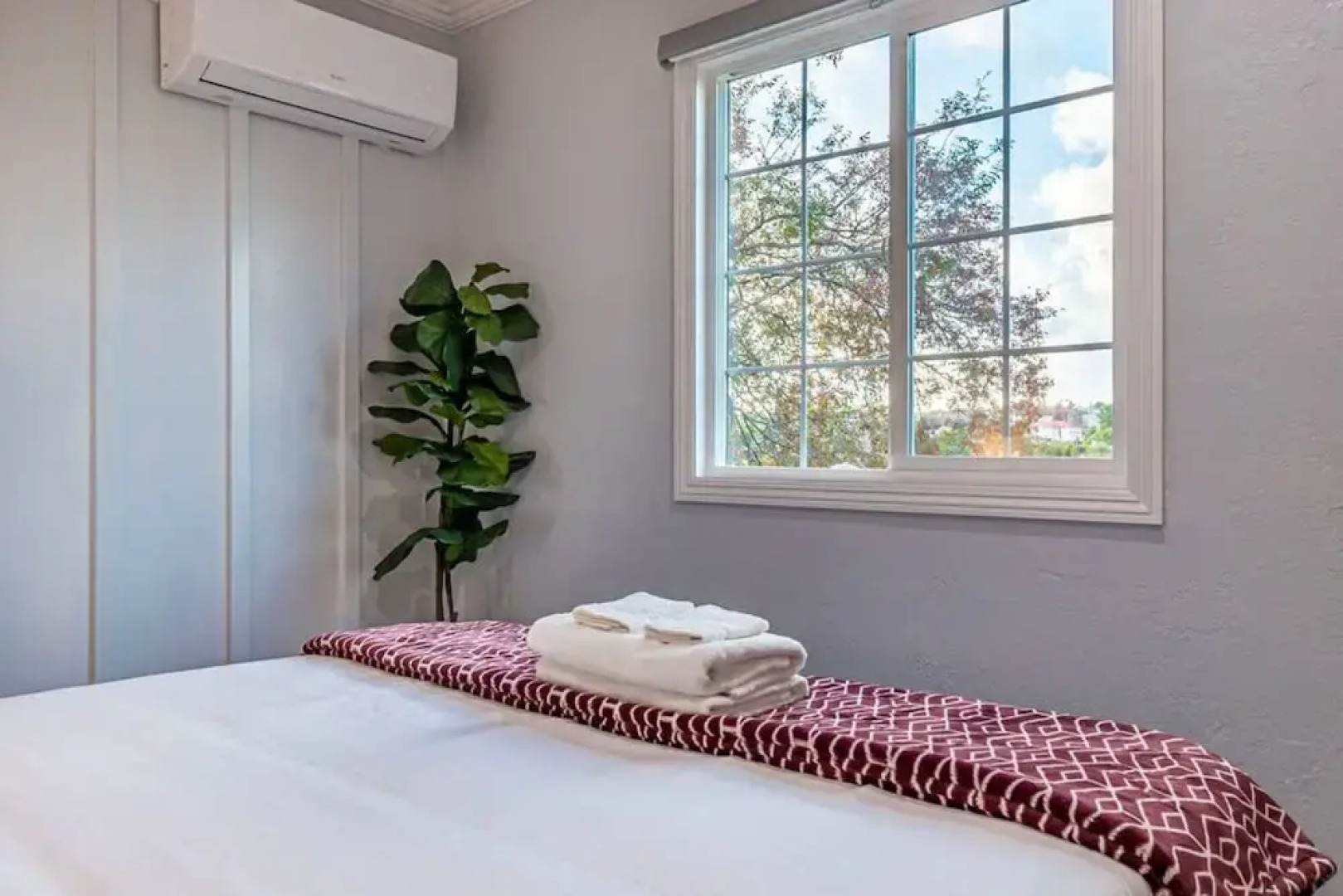 Stunning LA Luxury Retreat Ideal for Work or Play