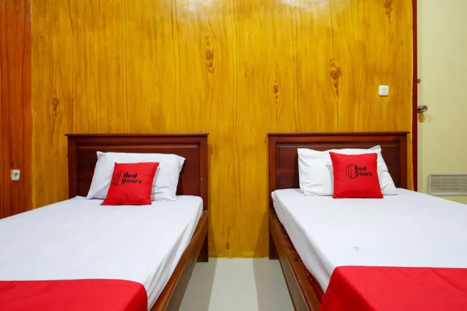 RedDoorz near Kamali Beach Bau Bau