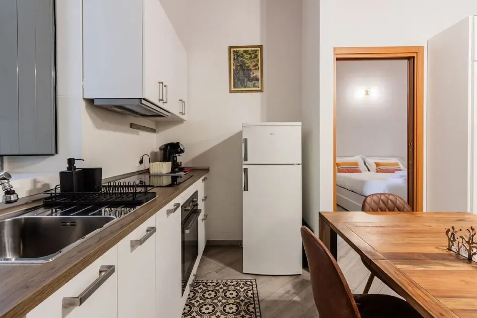 Moderno Loft nel Cortile di un Casale Storico