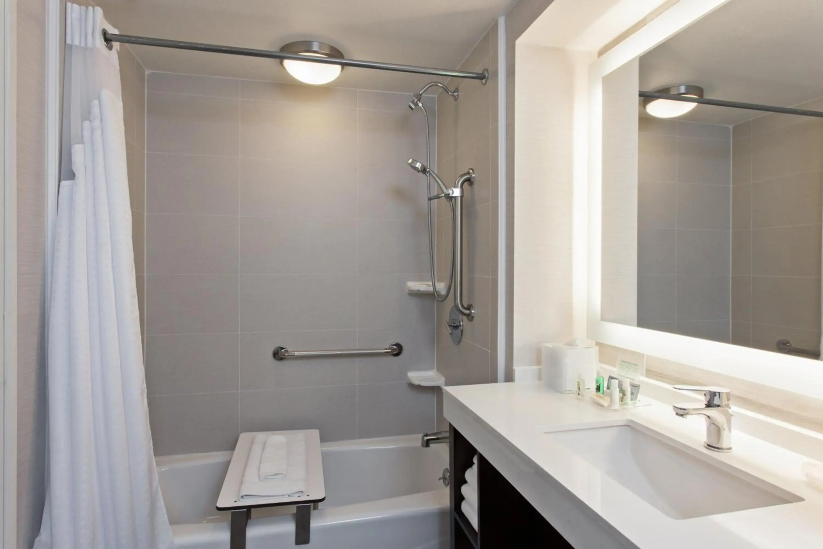 Holiday Inn Long Beach Airport Hotel and Conference Center by IHG