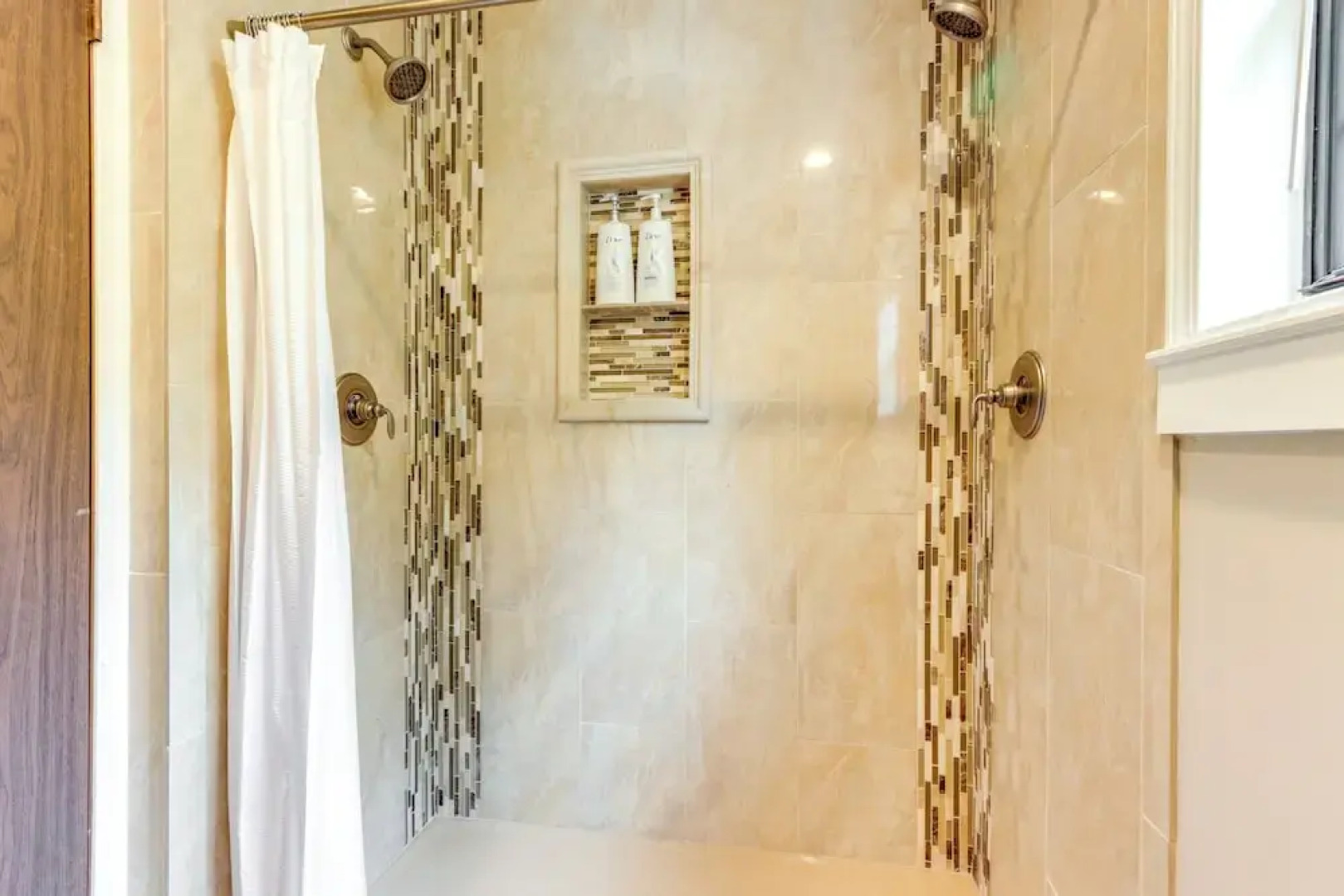 Deck & Boat Dock: Lakefront Getaway in Camdenton