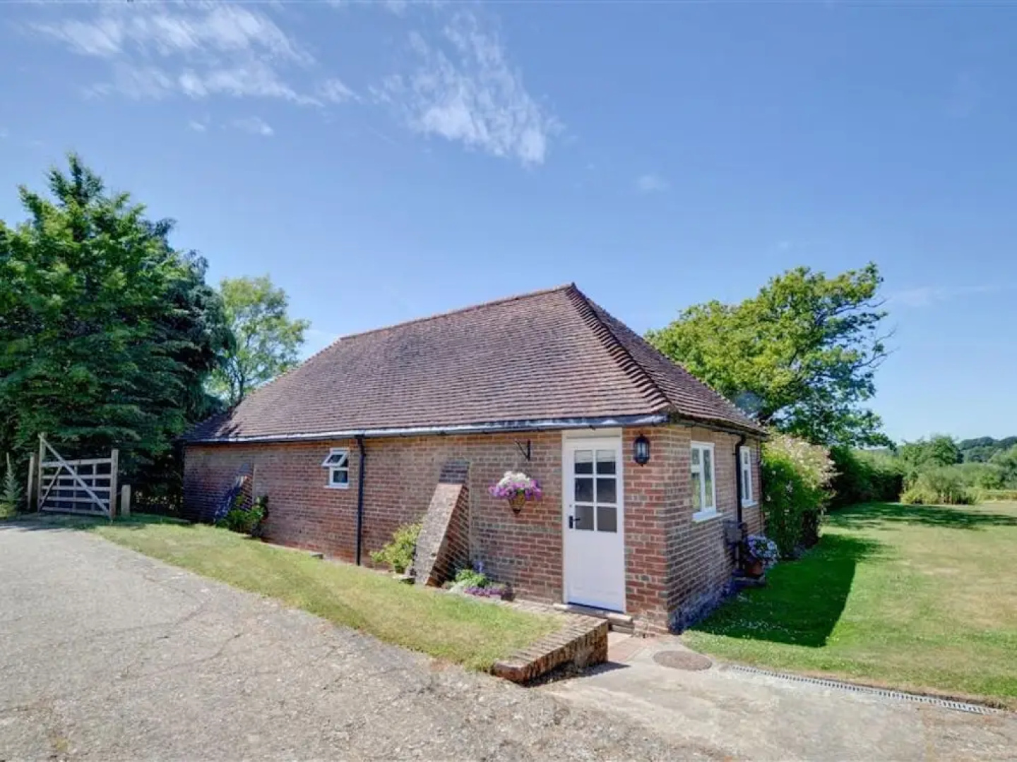 Romantic 1-bedroom Holiday Home in Goudhurst With Garden