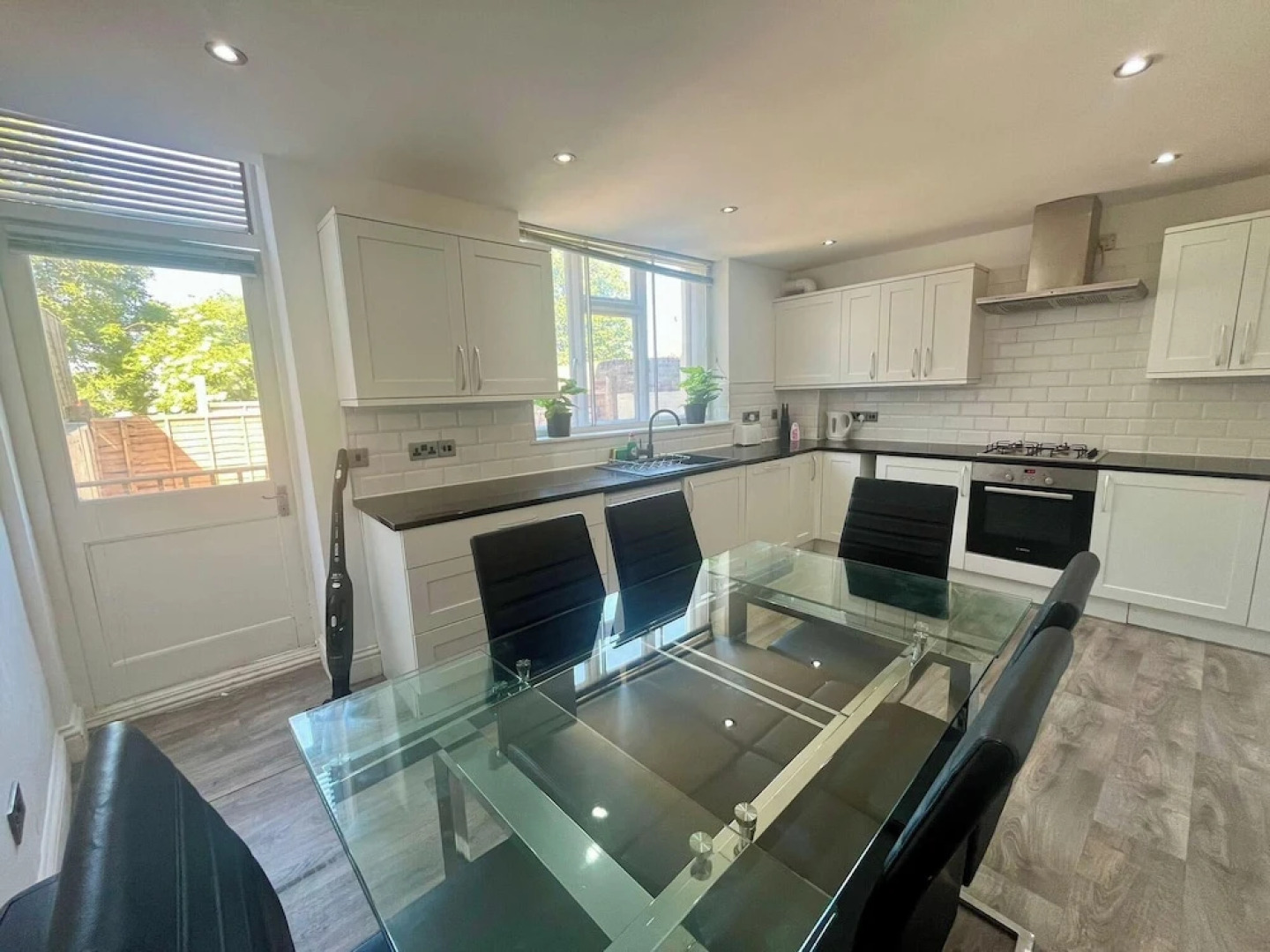 Spacious 4-bed House - Sleeps 11, Garden & Parking