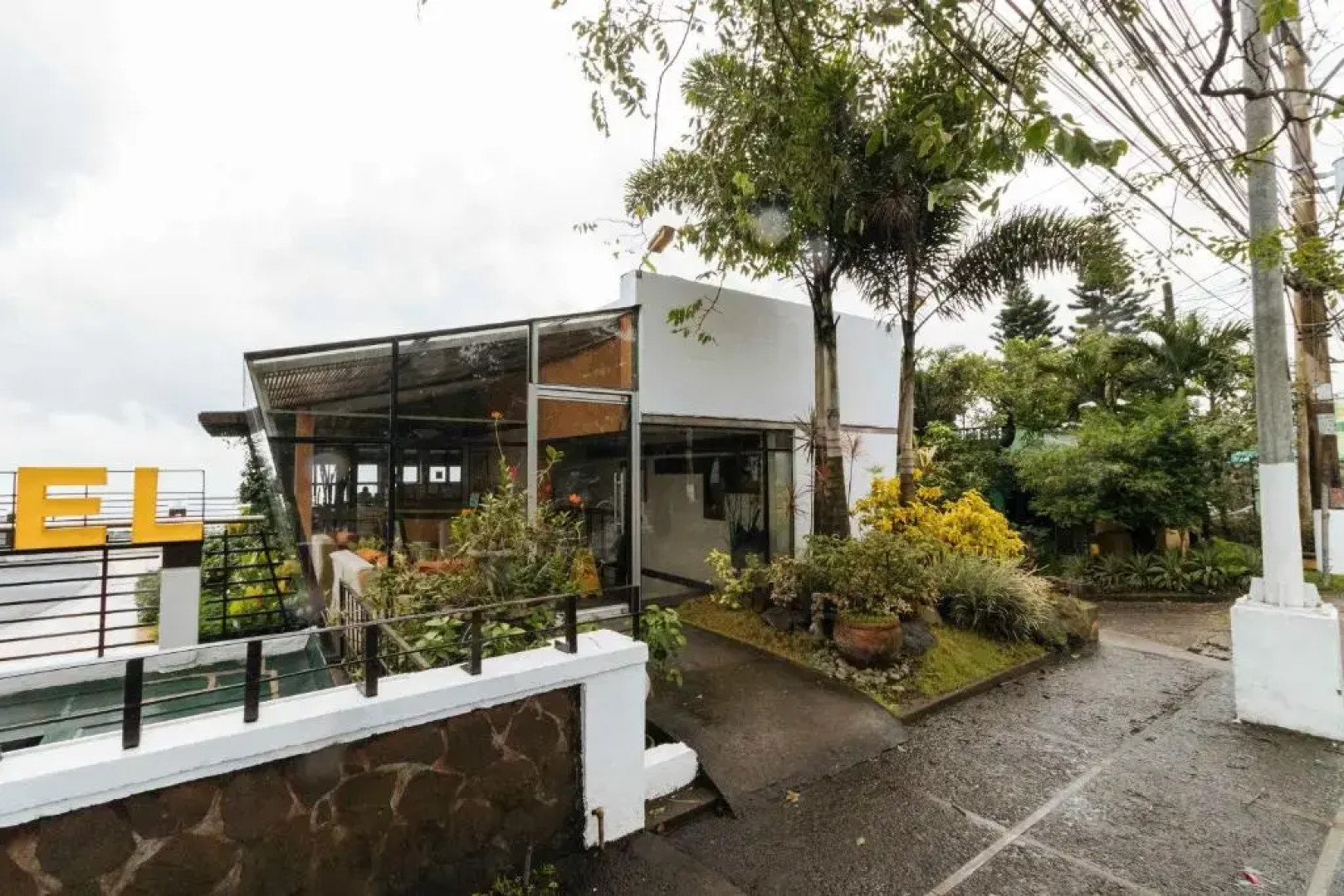 RedDoorz Plus @ The Ridge Tagaytay City