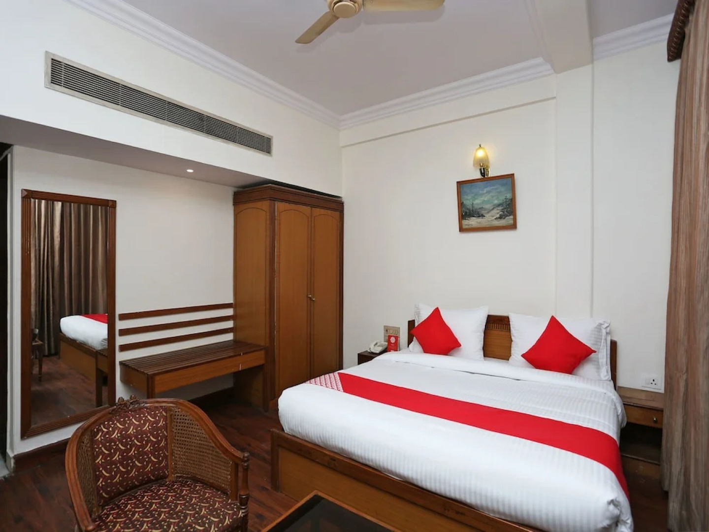 OYO 16125 Eiffel Grand Hotel