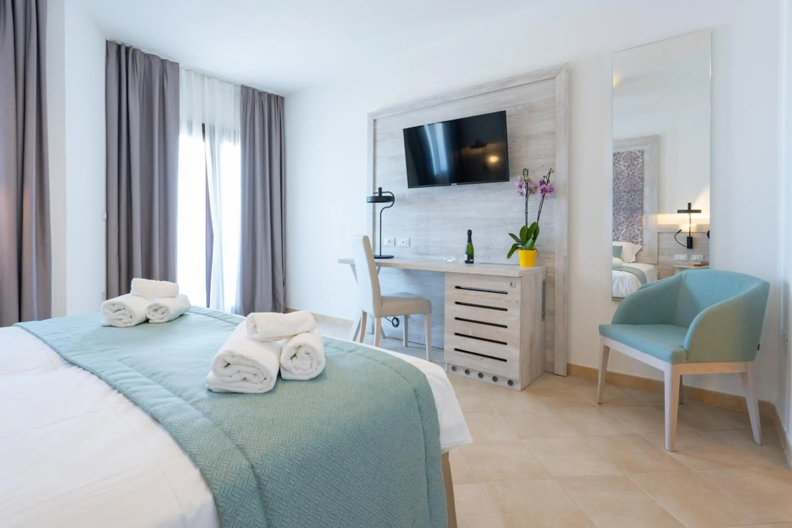 Отель Red Sun Village