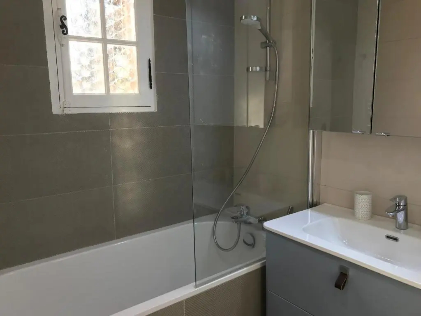 06D - Appartement spacieux avec terrasses, jardin et piscine