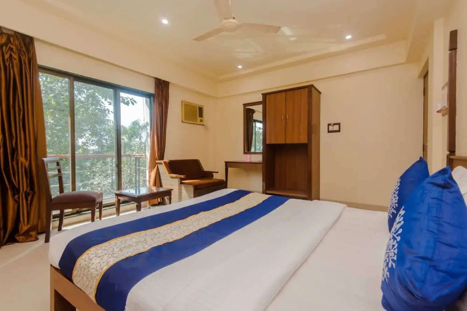 OYO 10382 Hotel Saffron Suites