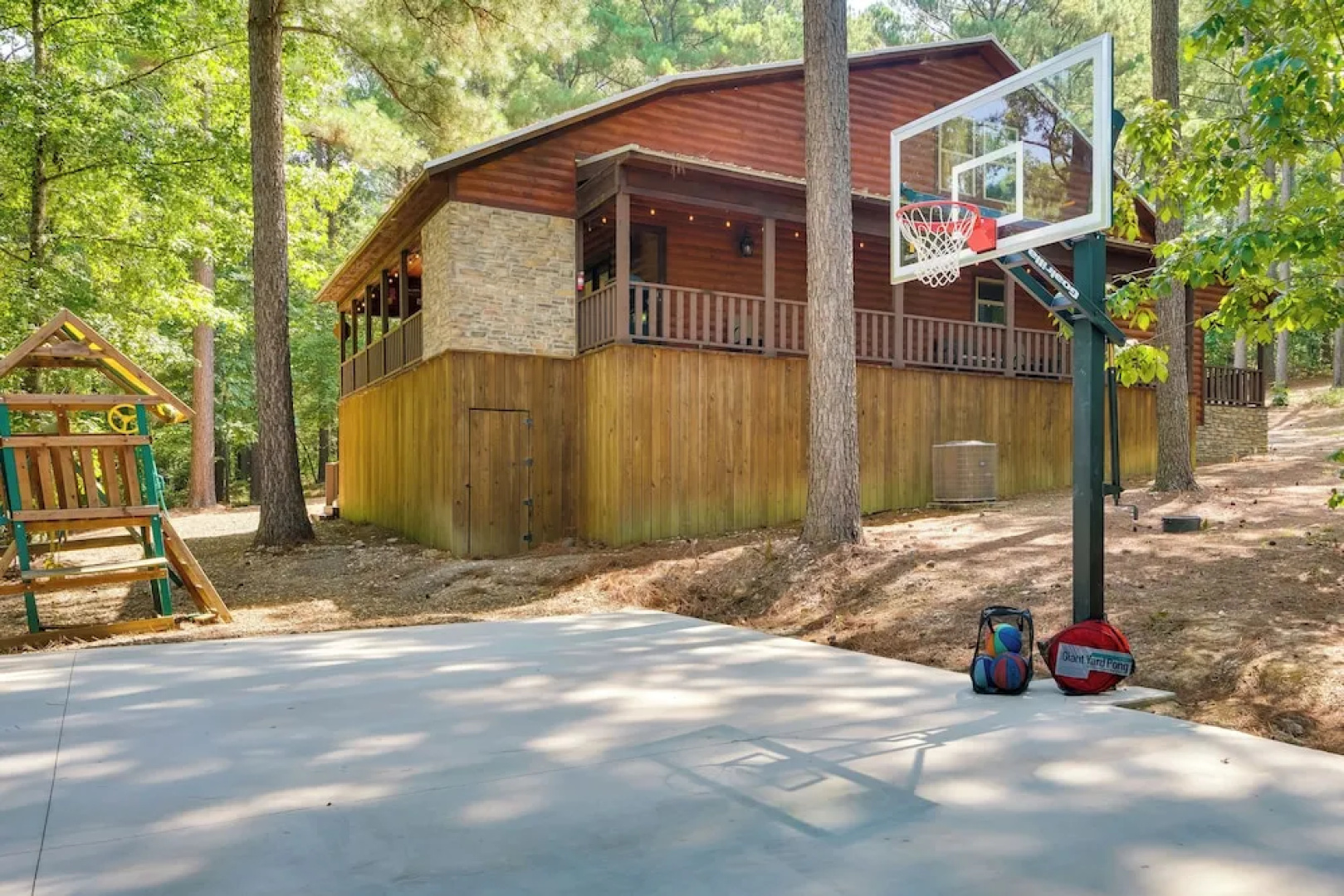 Broken Bow Escape w/ Hot Tub & Basketball Court!