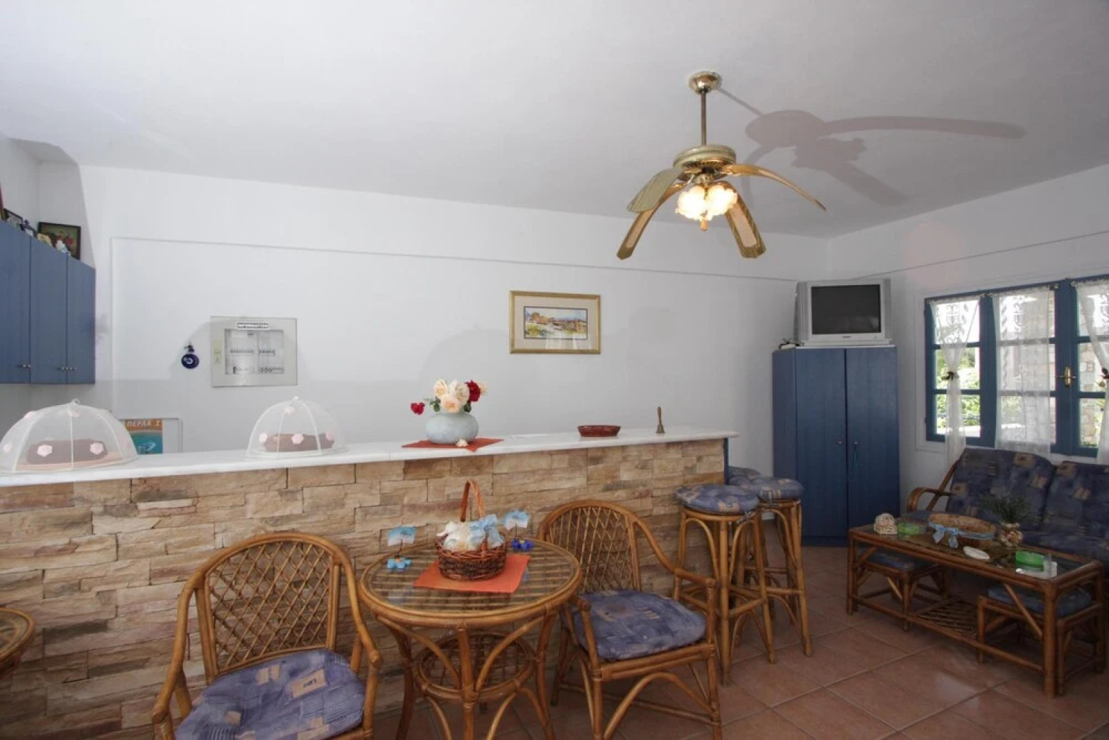 Manos Syros Rooms & Apartments