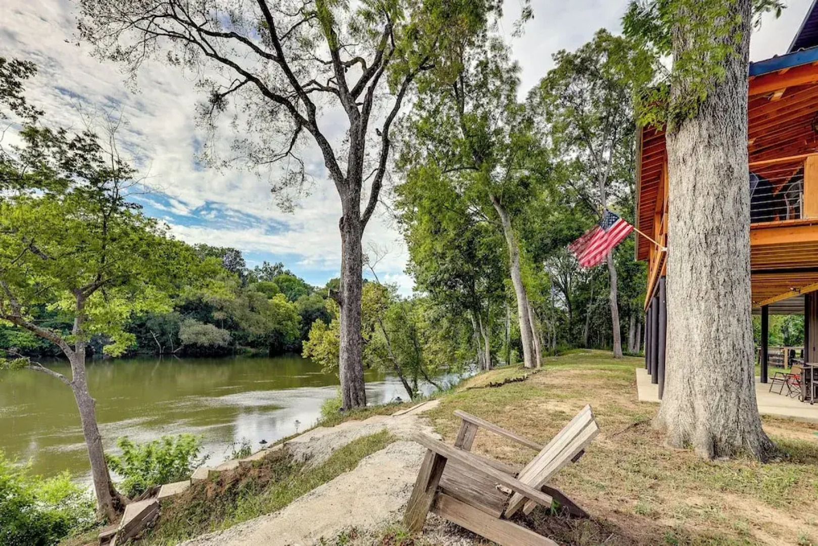 Modern, Riverfront Family House w/ Balcony & Grill