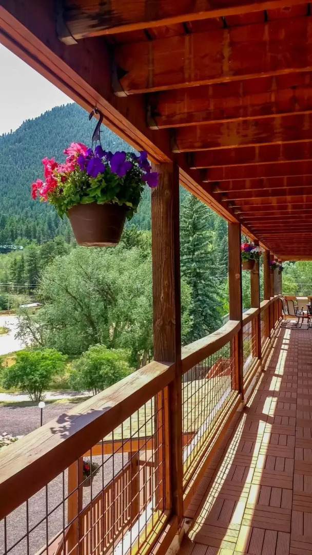 The Green Mountain Falls Lodge