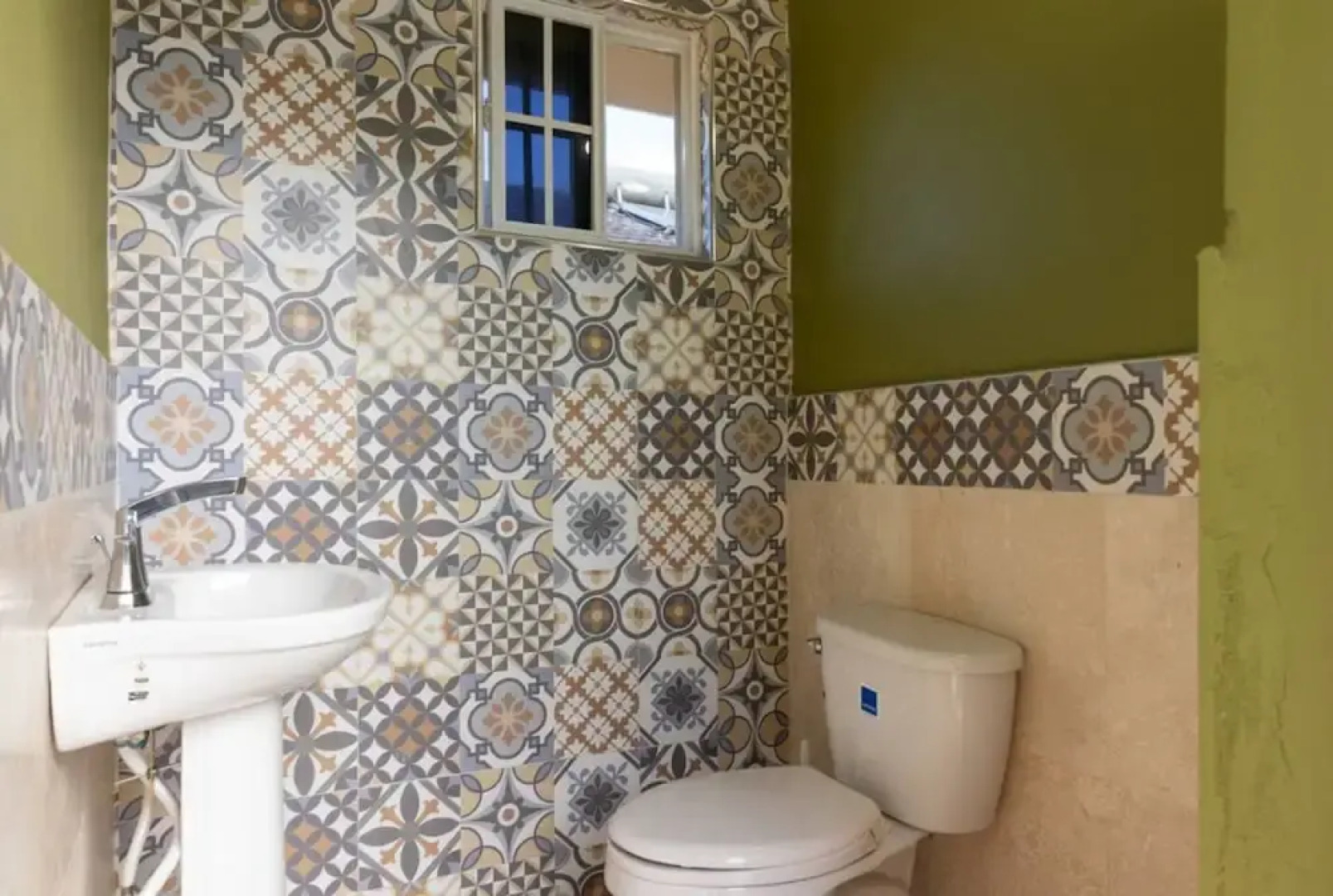 Private Pool Draxhall Gated Gym Tennis Full AC