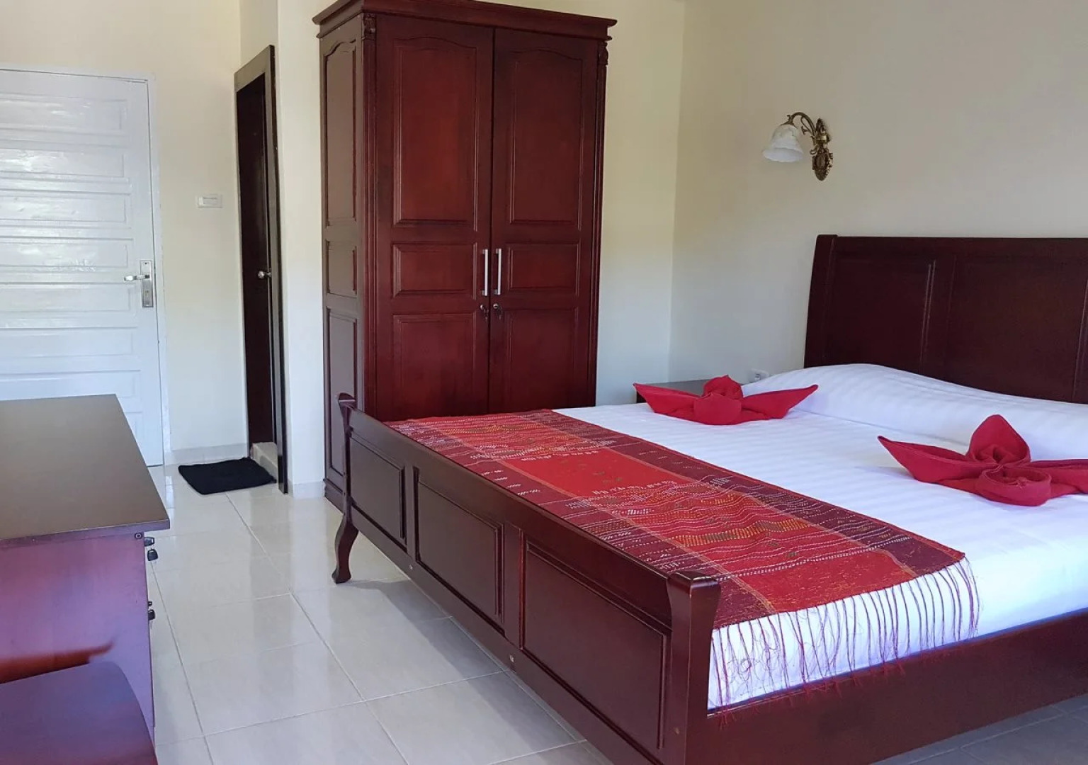 Zoe's Paradise Waterfront Hotel