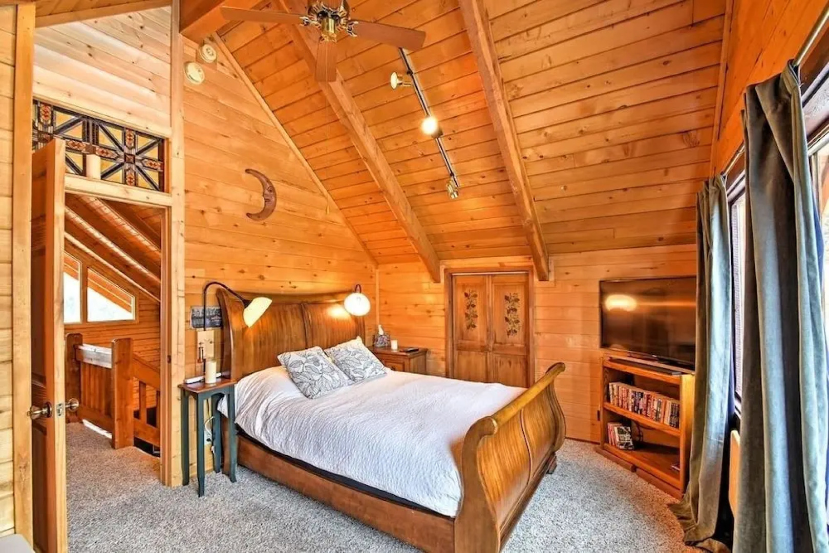 Secluded W/ Game Room & Huge Wraparound Deck 3 Bedroom Cabin