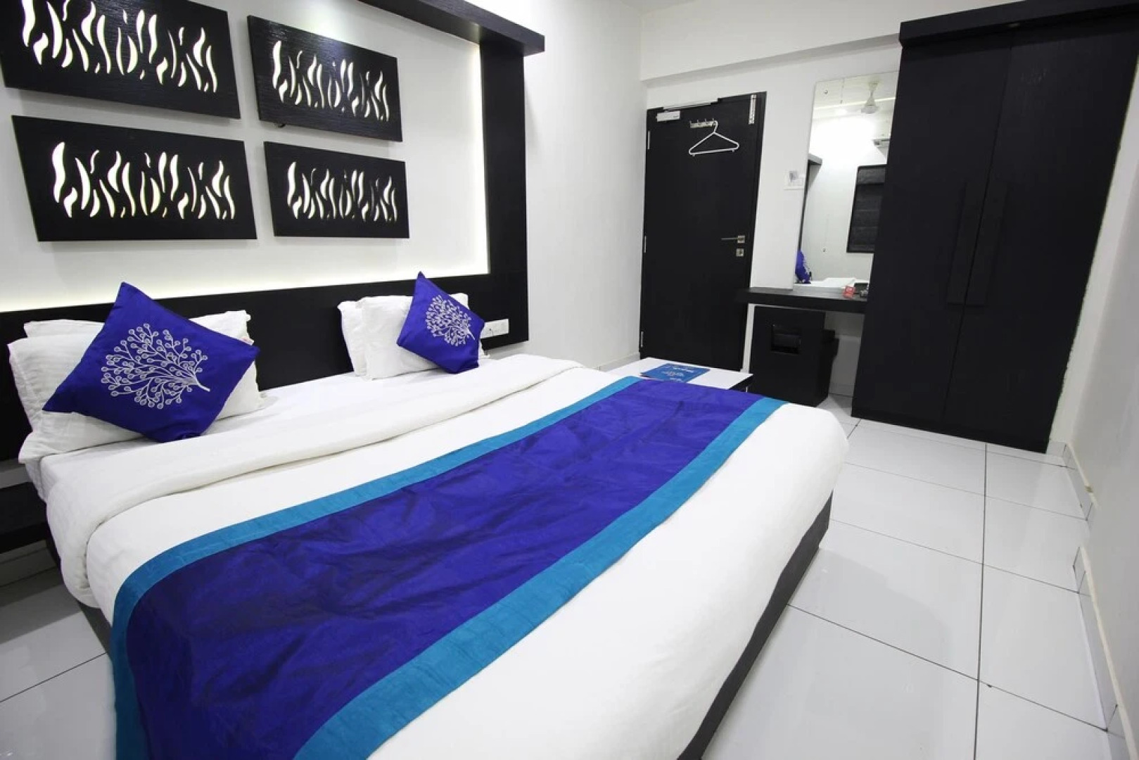 OYO 1319 Hotel Paramount Inn