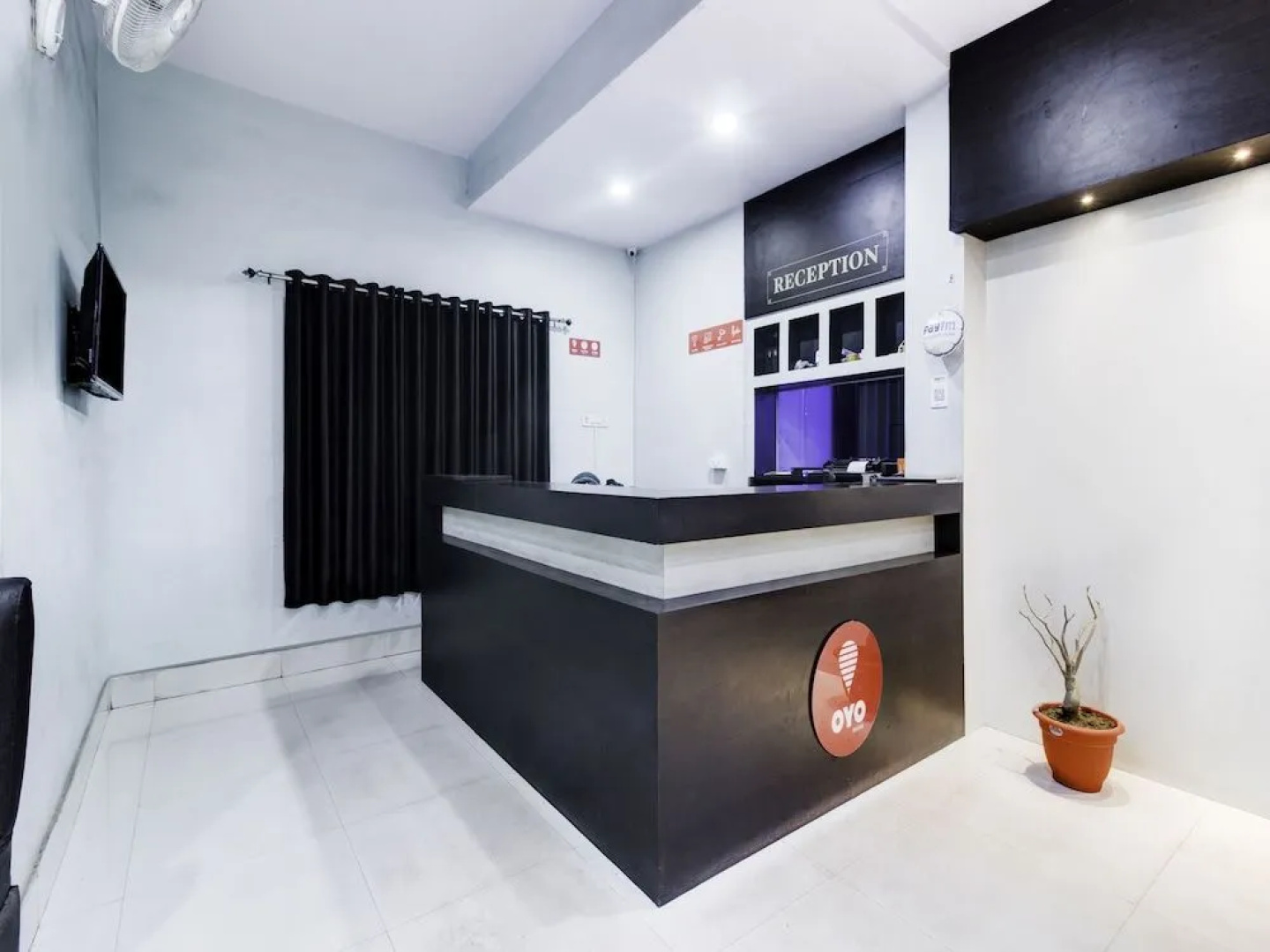 OYO 27698 Hotel Navneet Residency