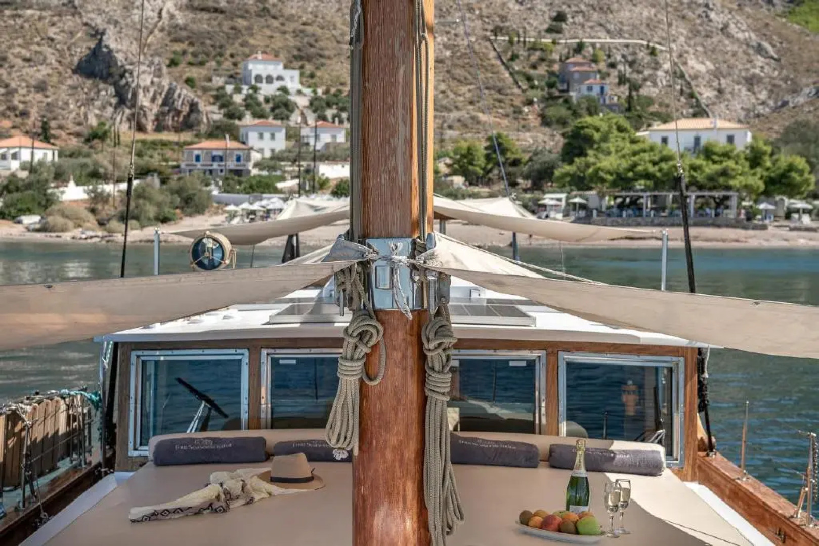 Four Seasons Hydra Luxury Suites