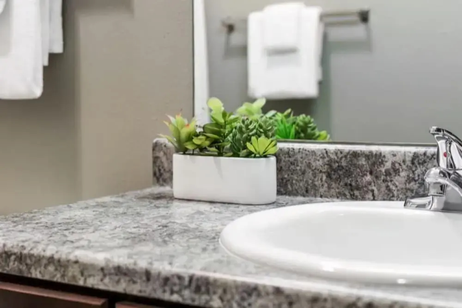 West Des Moines- Garage Gym Pool Jordan Creek