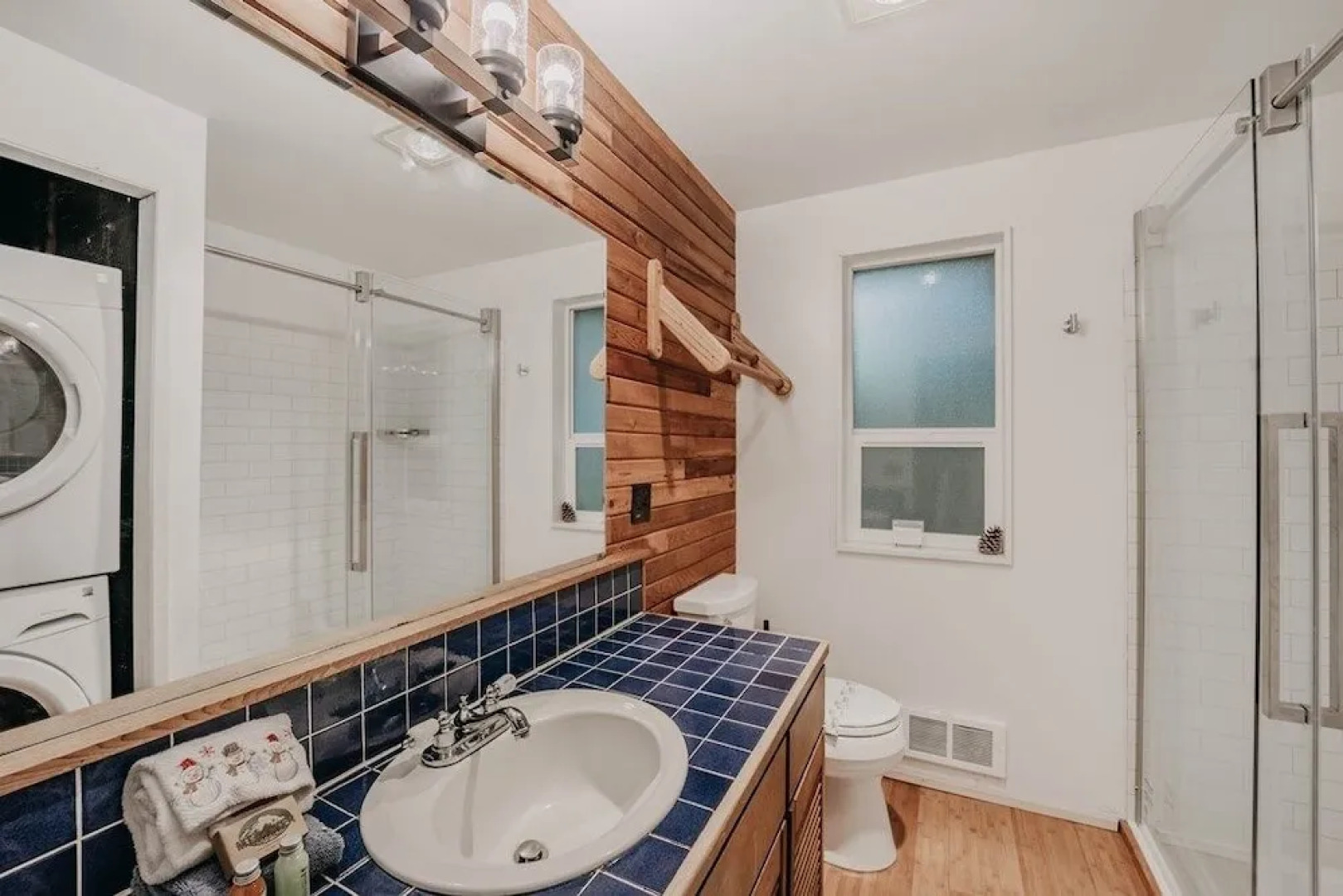 99mbr - Hot Tub - Wifi - Pets Ok - Bbq - Sleeps 6 2 Bedroom Home by RedAwning