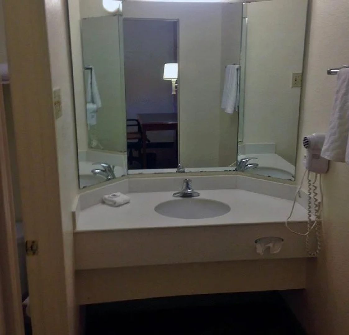 Days Inn & Suites by Wyndham Texas City