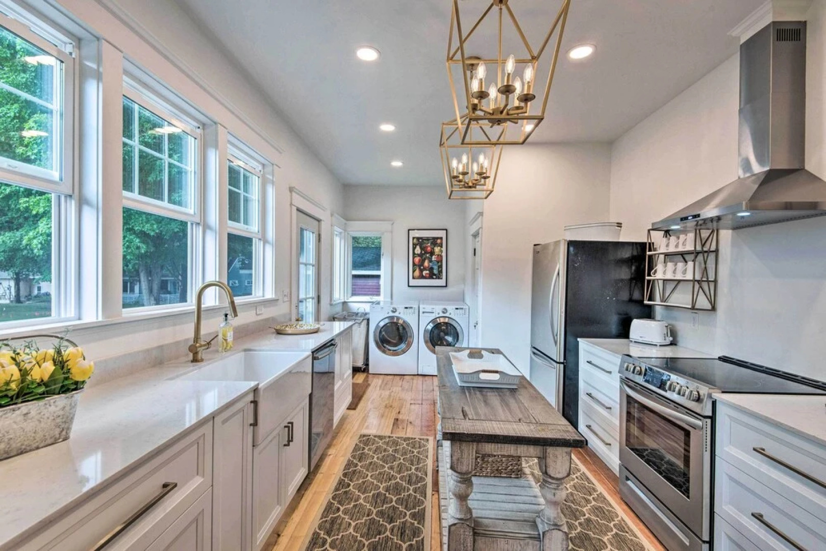 Dtwn Stunning Spirit Lake Escape - Walk to Shore!