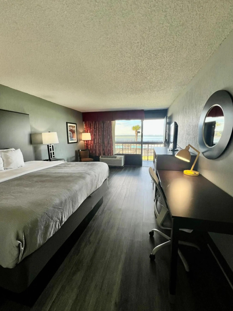 Quality Inn & Suites Gulf Breeze Bayside near Pensacola Beach