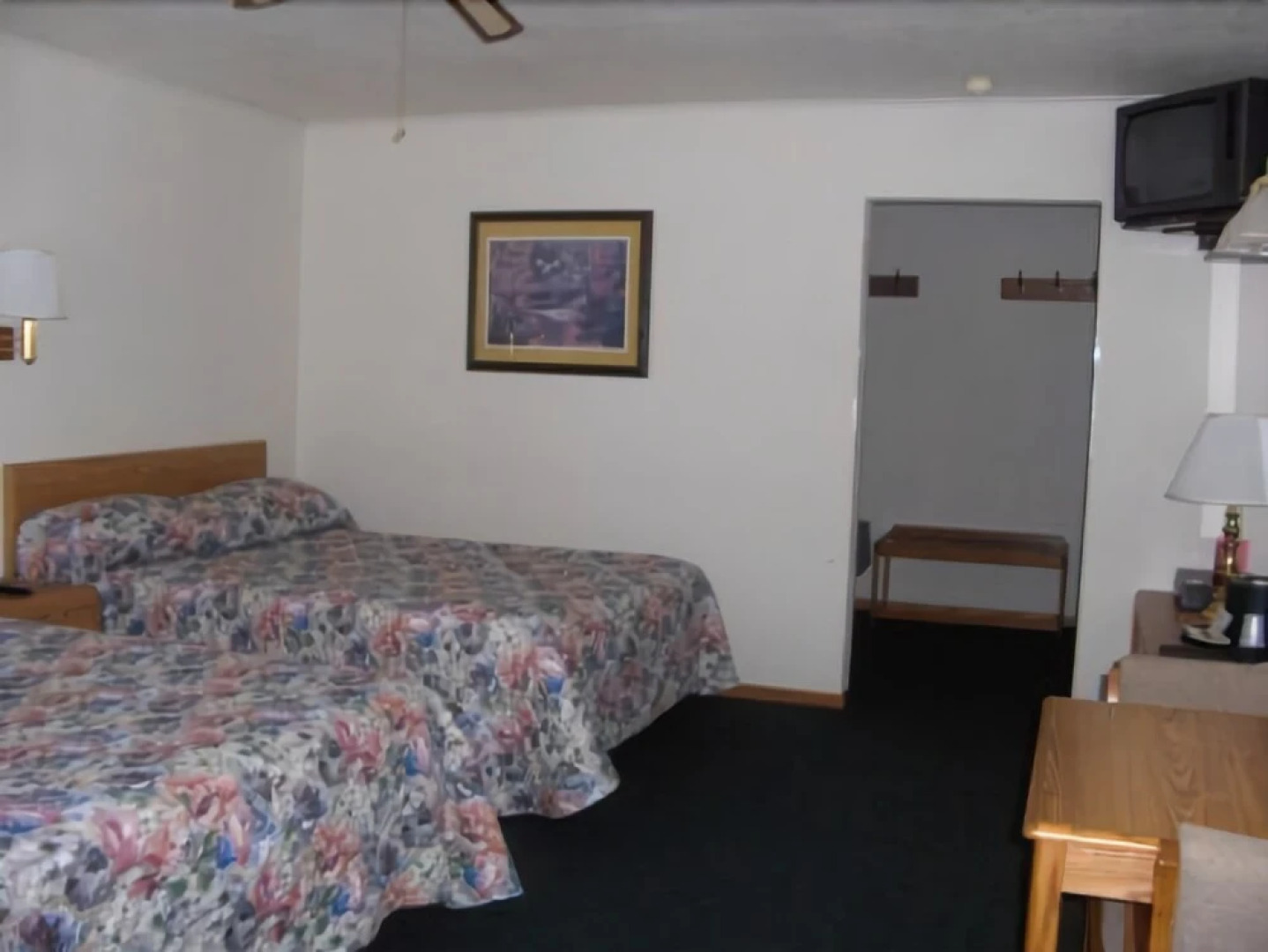 Rustic Manor Motor Lodge