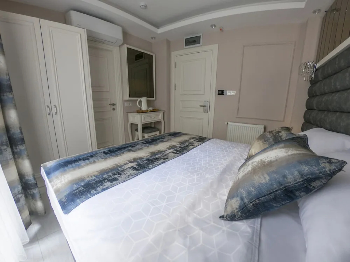 Отель Crowned Plus Hotel