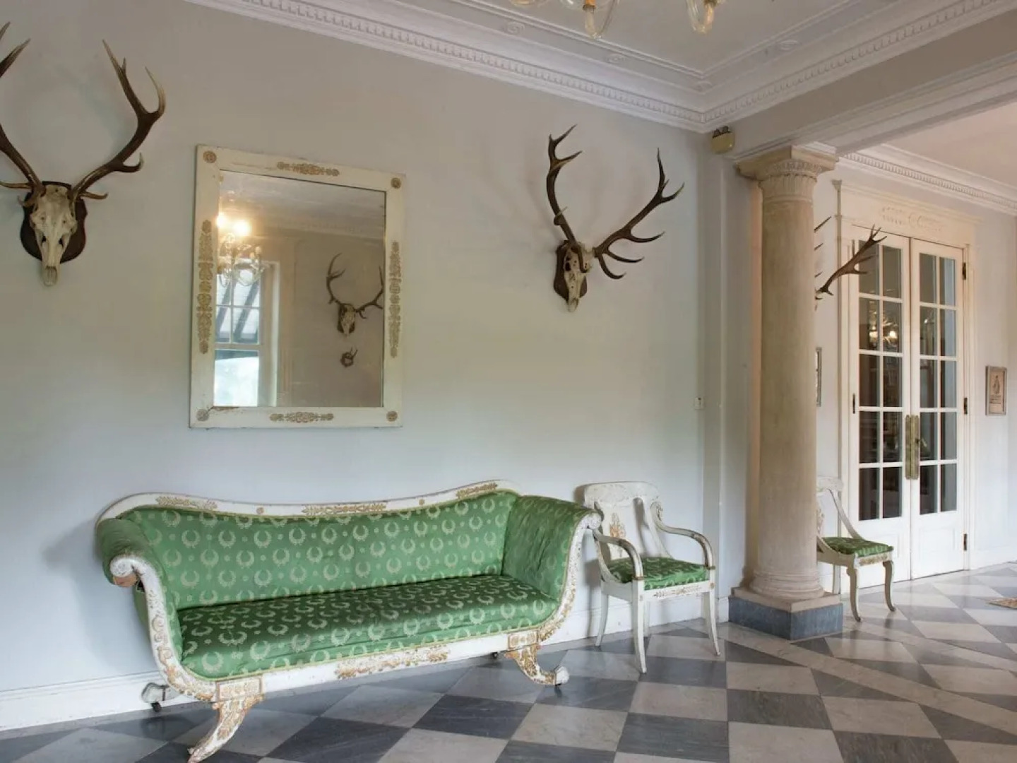 Vintage Castle in Jevoumont with Pool