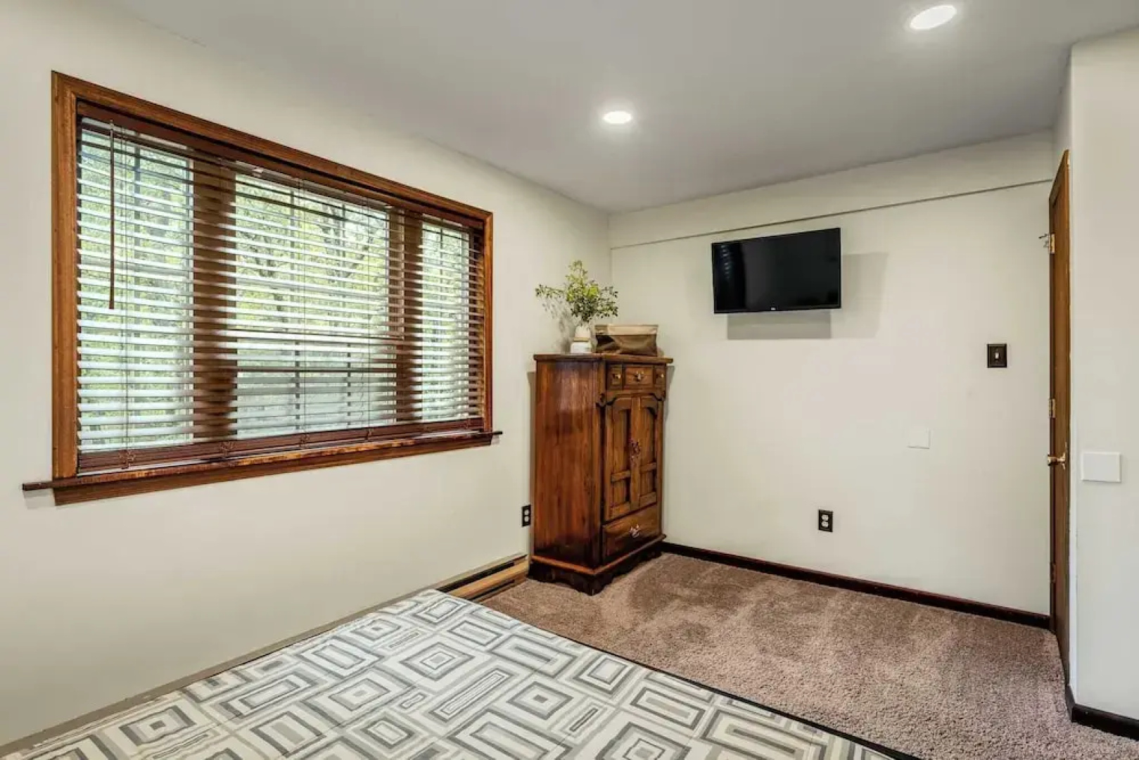 Sky View Chalet by Avantstay Stunning Interior, Spacious Deck, Hot Tub, & View