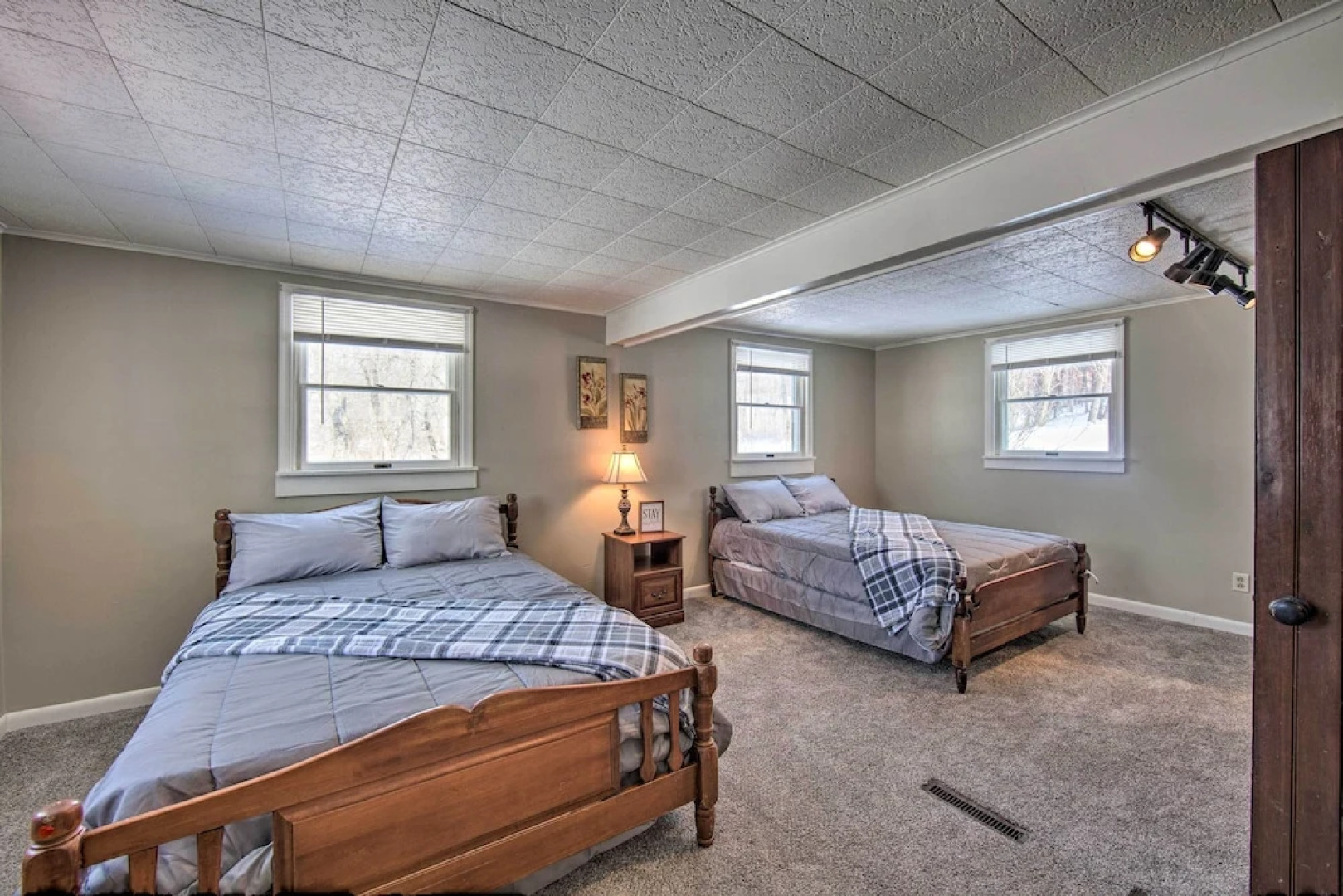 Idyllic Manor Farm Cottage: 3 Mi to Chambers Lake!