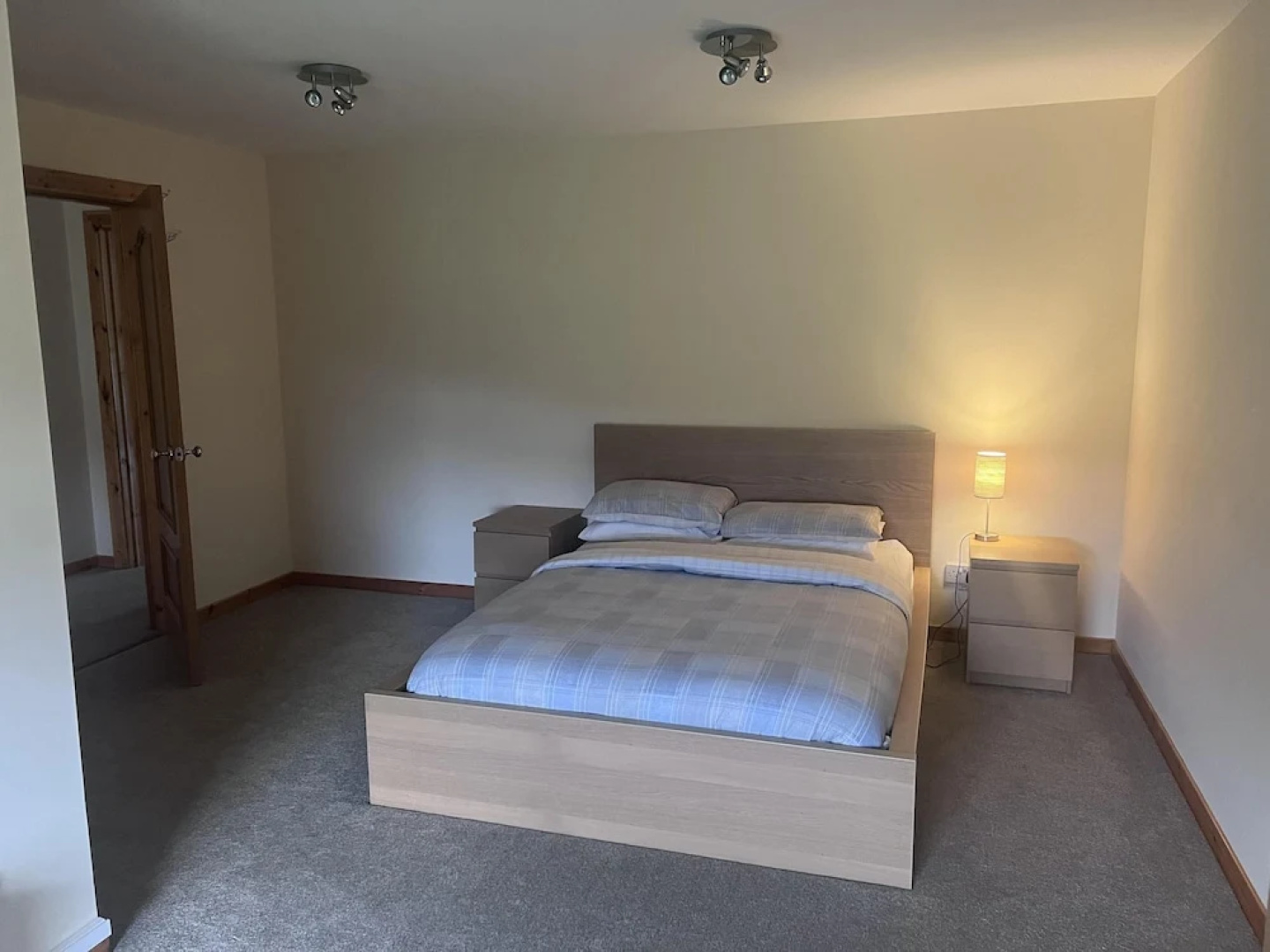 Captivating 2 Bed Apartment in Newhouse