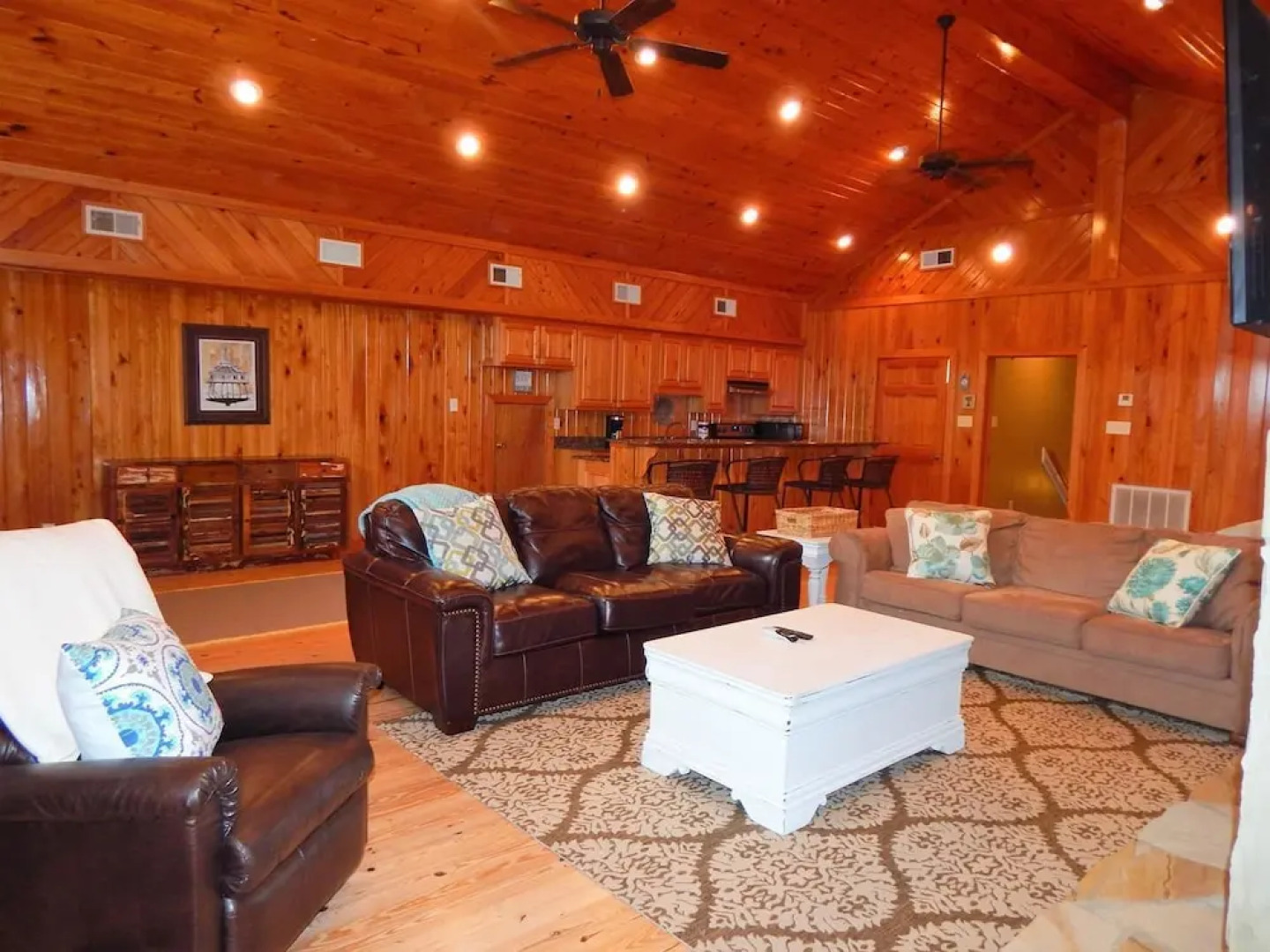 015 Red Roof Inn 4 Bedrooms 4 Bathrooms Home