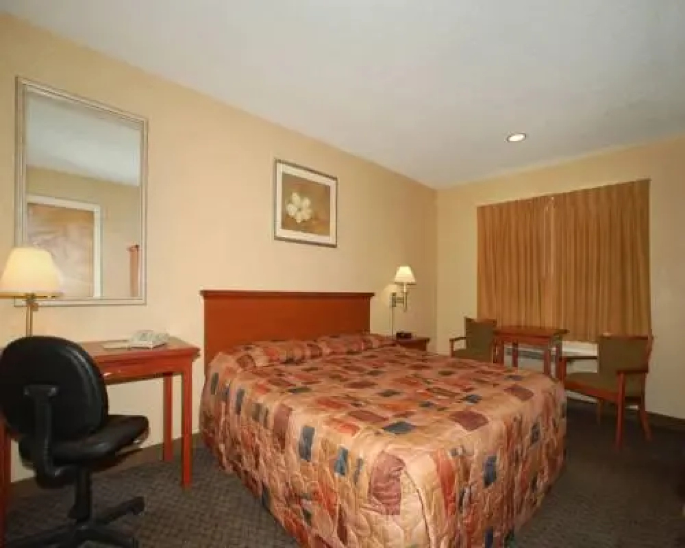 Econo Lodge Inn & Suites Downtown